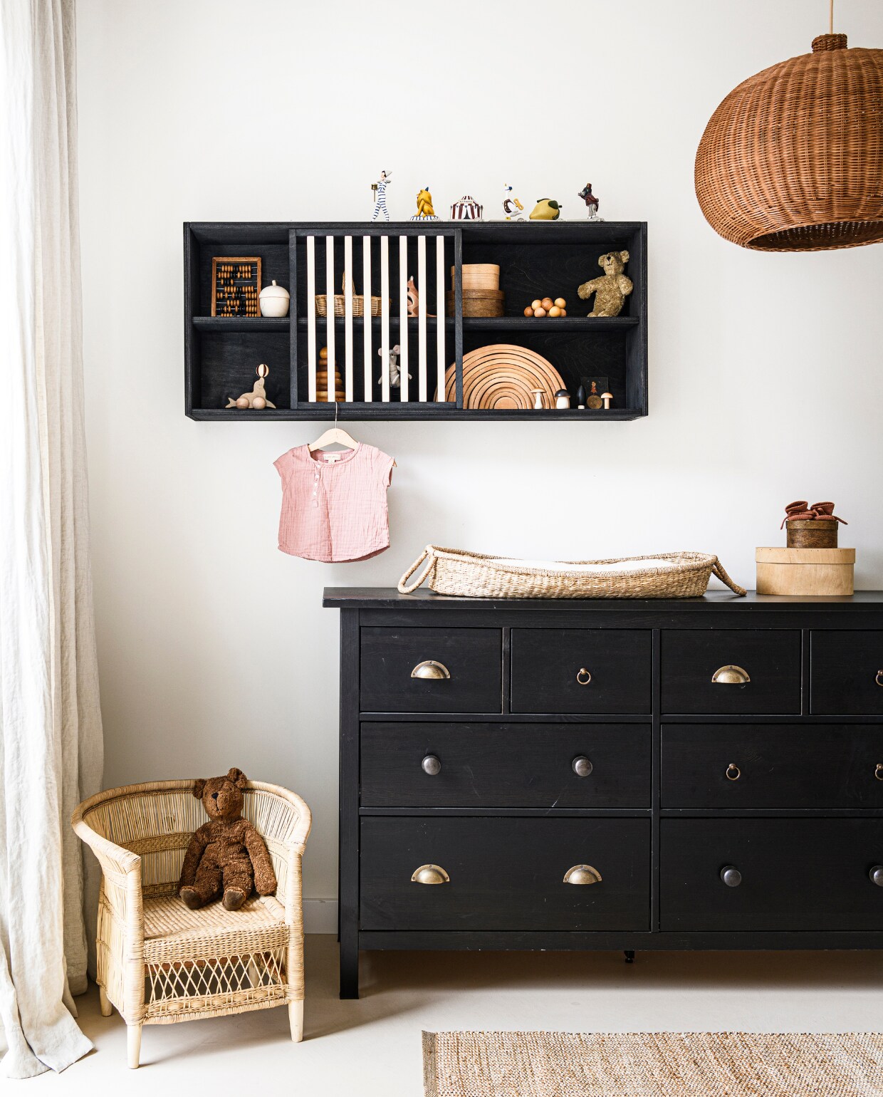 Gevlochten rieten lamp van Ferm Living, 54x41 cm (Øxh) (lidor.nl). Verschoonmand Nyla van Olli Ella, knuffelbeer Floppy van Senger, gevlochten kinderstoeltje Malawi van People of the Sun, schapenvacht van Binibamba, babysloffen in kleur Brick van Hvid, knuffelbeer van Senger (archive-store.nl). Verjaardagstrein Pierrot van Konges Slojd, regenboog stapeltoren van Grimm’s, houten zeeleeuw van Konges Slojd (ilovespeelgoed.nl). Tapijt van gevlochten jute 70x150 cm (zarahome.com). Houten paddenstoelen uit een set van 15 in een rieten mand van Moon Picnic (regenboogschaap.nl). Kleine kaar illustratie Monique van Zuidam voor Fish on The Moon, stoffen muis van Maileq (fishonthemoon.nl). Houten opbergdoos in de vorm van een eikel (iine.nl). Overig privébezit. vtwonen special DIY 03 | ontwerp &amp; styling Kim van Rossenberg | fotografie Sjoerd Eickmans