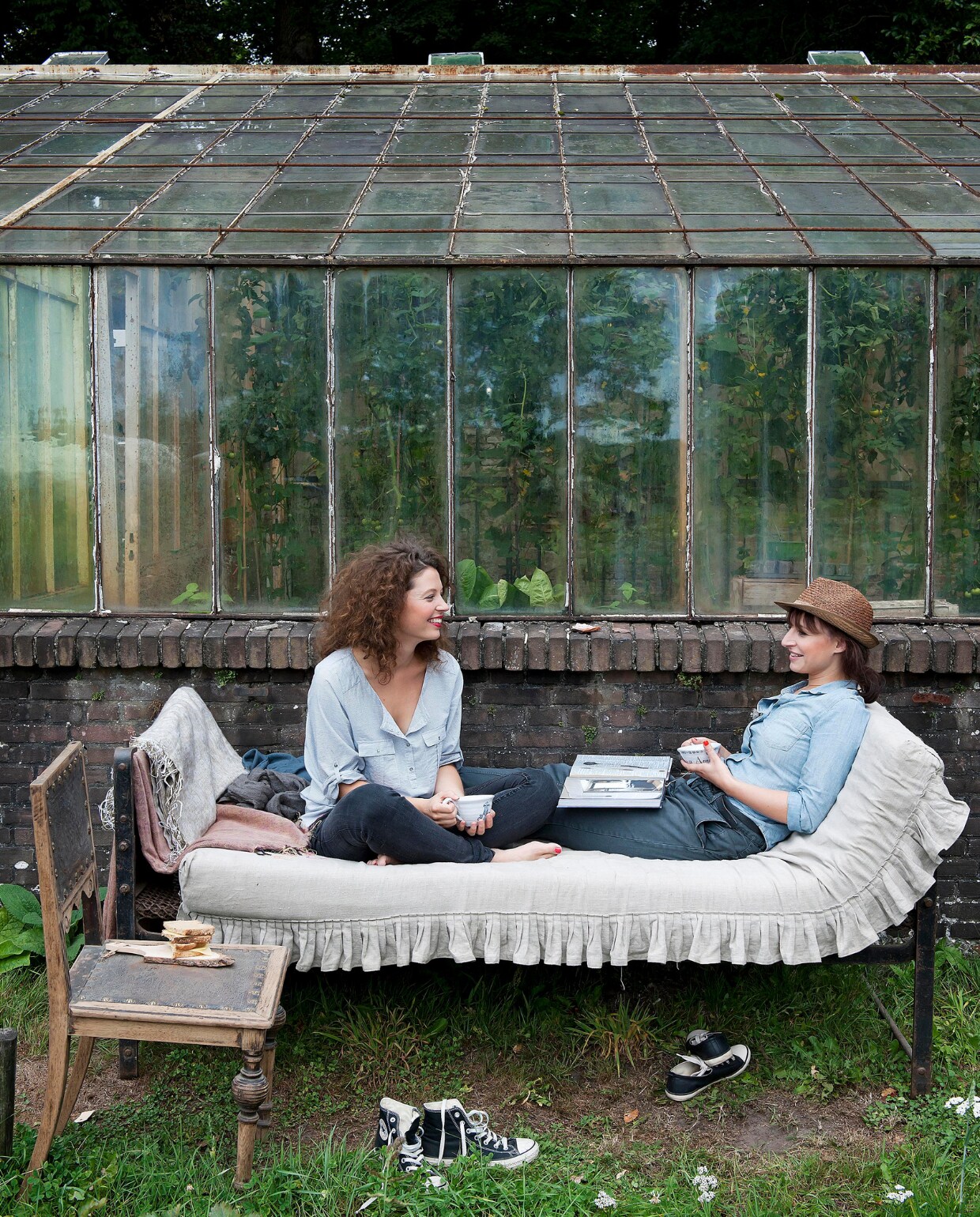 IJzeren bed en matras met linnen cover met ruches € 225,-, oude stoel € 25,- (Combitex). Wollen plaids € 75,- (Yorstyl). vtwonen 06-2014 | Styling Marianne Luning | Fotografie James Stokes