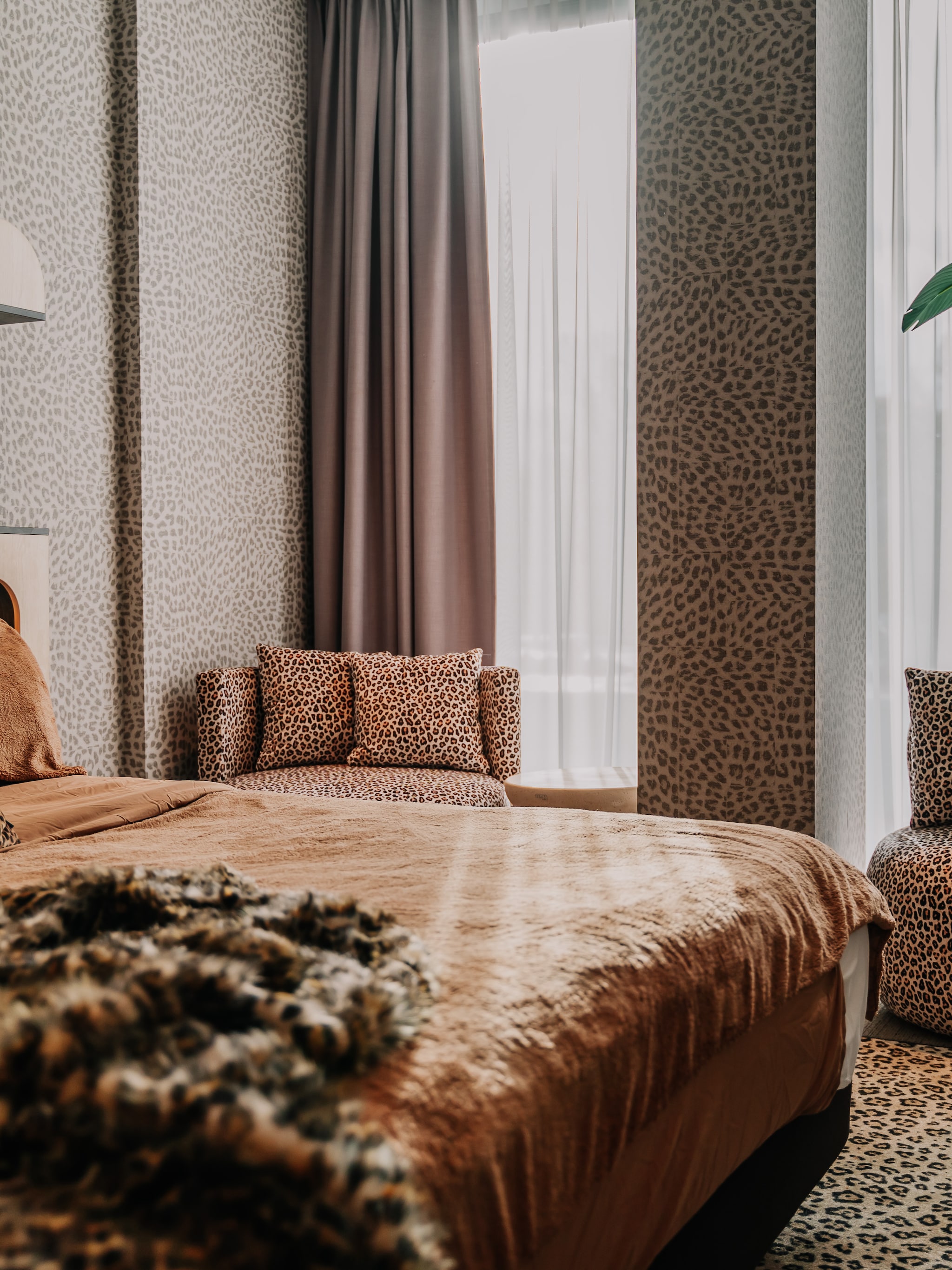 overnachten in panterstijl in deze hotelkamer ontworpen door patty brard