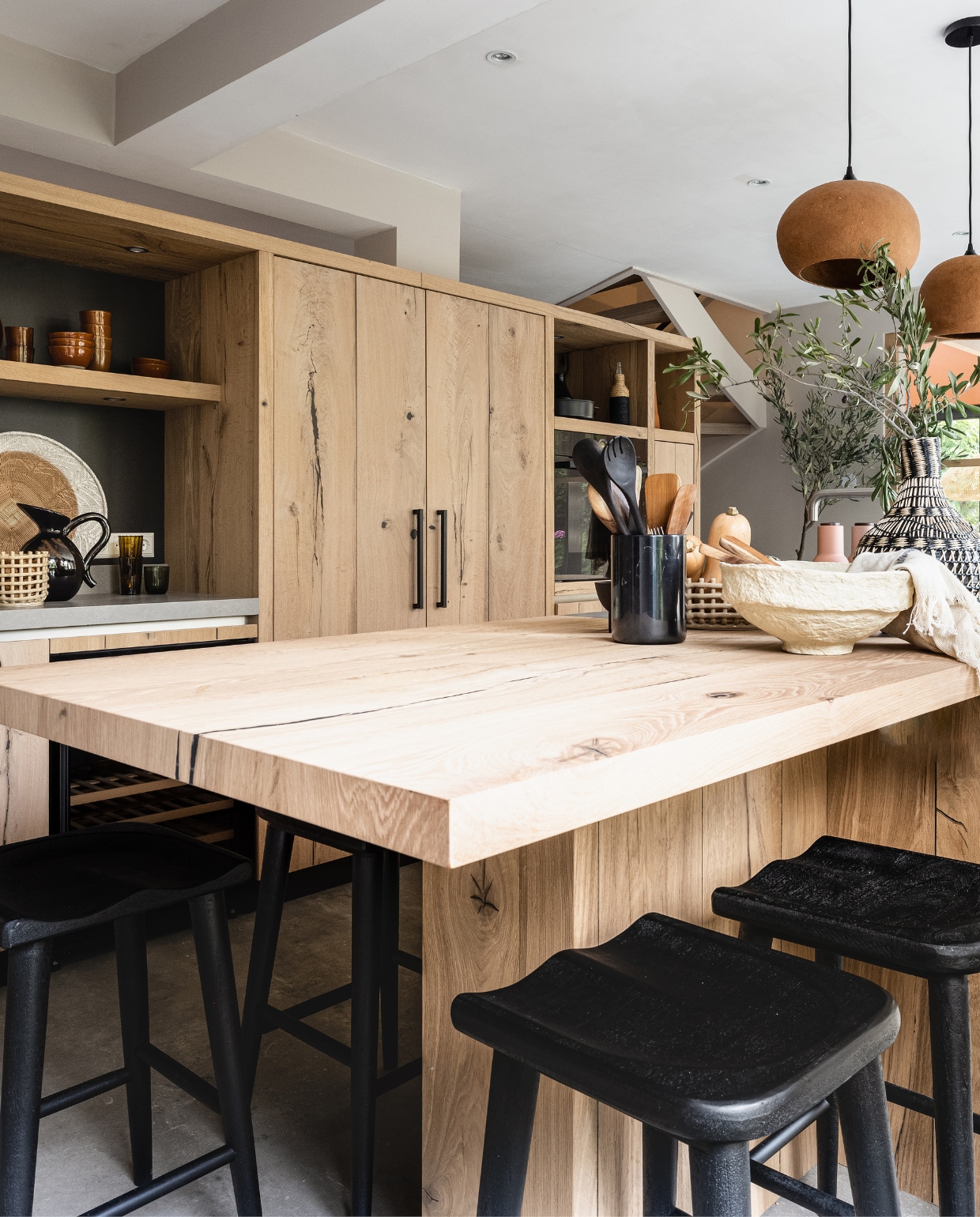 Kleur muren urban taupe, Flexa. Vloer pvc betonlook Dynamic Cemento 609 en plint, Woninginrichting-AanHuis. Lampen boven bar pebble terracotta, Ay illuminate. Planten, Plantje. Keuken via BM interieurmakers, info@bminterieurmakers.nl. Barkruk Lucille, Eijerkamp. Urban nature culture frutas fruitmand, vtwonen. Zwarte kan Verso jug fermliving, Eijerkamp. Ferm Living basket Ceramic, Eijerkamp. Rechts in hoek groene waterglazen, Householdhardware. Onga basket naturel/wit, O-live. Gevlochten fles aan onderkant zwart Original home, Eijerkamp. Zwarte pan serax surface braadpan 26 cm, vtwonen. Le Creuset tajine 31 cm zwart, vtwonen. Gevlochten vaas Mica decorations yasmin fles, vtwonen. Light &amp; Living schaal Kabul, Eijerkamp. New Edition HomeSalad Servers set van 2, Eijerkamp. 2x slabestek Villeroy &amp; Boch artesano orginal, vtwonen. Spatel Bloomingville, vtwonen. Kleur muur Sandy steps, Flexa. Vloer PVC betonlook vloer Dynamic Cemento 609 en plint, Woninginrichting-AanHuis. Overig privébezit. Weer verliefd op je huis seizoen 15 aflevering 7 | styling Liza Wassenaar| fotografie Sonja Velda