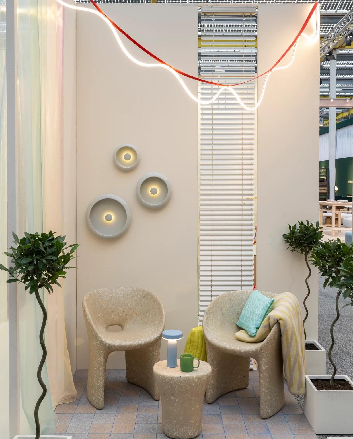 vt wonen&amp;design beurs 2023 | fotografie Stan Koolen | styling Kelly van Gendt Muurverf Florence (87) van Klint, 2 liter Tegel Granito Lilac Yellow van Design Tegels, cement en marmerpigment, per m2. Ecothylene stoel Richard van EcoBirdy in Faded White. Ecothylene bijzettafel Judy van Ecobirdy in Faded White. Rode tuinverlichting Sine Light Outdoor van [ARRAY] Lighting, rvs, textiel en ledflex. Draagbare lamp Ease Portable van Muuto in Light Blue, abs-plastic en led. Oloha Trio wandlamp van Fatboy in Desert, hoogglans poedercoated aluminum, siliconen en abs-plastic. Plantenpot Amfa van Karwei (geschilderd in muurverf Florence (87) van Klint) 28x28 cm. Katoenen kussen Quilted Cushion Mellow van HKliving. Lamswol plaid Bislett Lemon tart. Glazen roene beker van H&amp;M home. Gerimpeld kussen Groovy van HKliving, polyester en katoen.