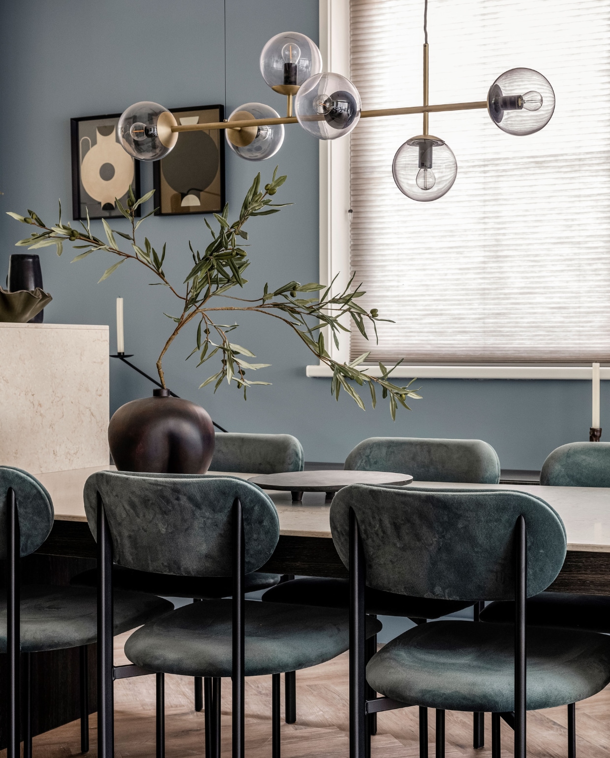 Verf rechter muur Denim Drift Flexa. Eettafel met highboard en een composiet afwerking Meijer Maat Interieurs. Composiet tafelblad in verstek Ceasarstone – 5212 Taj Royal Ligtvoet Natuursteen. Hanglamp van Bolia vtwonen. Stoelen Oblique Eijerkamp. Poster Circular Vase The Poster Club. Poster Silhouette Of A Vase The Poster Club. Zwarte vaas Eijerkamp. Zwart dienblad Eijerkamp. Zwarte schaal Eijerkamp. Zwarte keramieken kan H&amp;M. Olijftak 138217 Silk-ka. Overig privébezit. Weer verliefd op je huis seizoen 17 aflevering 4 | styling Liza Wassenaar | fotografie Sonja Velda