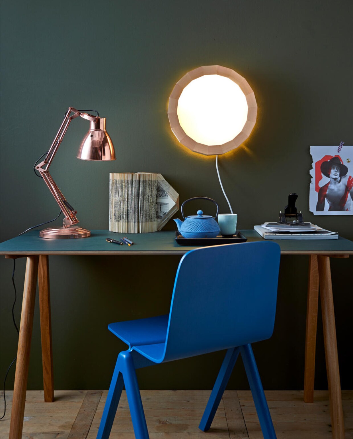 Wandlamp (Rene Siebum). 2 Koperkleurige bureaulamp (Loods 5). Werktafel met donkergroen blad Copenhague, blauwe stoel (Hay Amsterdam). Vierkanten schaal Ideal (Ikea). Theepot, Japans kopje per set van 4 (Loods 5). vtwonen 01-2014 | styling Fietje Bruijn | fotografie Dennis Brandsma