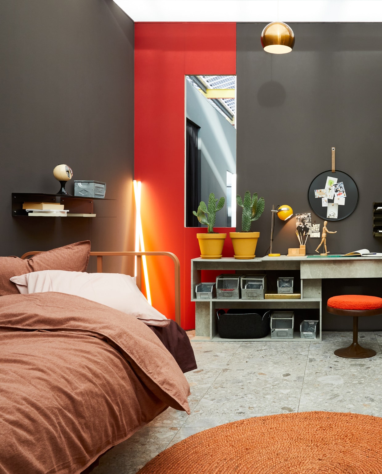 Vloertegel Composite Multicolor, 120×120 cm, vtwonen. Muurverf in kleur Flush (rode), vtwonen. Muurverf in kleur Mud (donkergrijs), vtwonen. Bed bruin staal Mees Woood, vtwonen by fonQ. Terra katoen/flanellen dekbedovertrek vtwonen, vtwonen by fonQ. Geel pvc ledlamp HAY Neon Tube, vtwonen by fonQ. Wit pvc ledlamp HAY Neon Tube, vtwonen by fonQ. Terra katoenflanellen sierkussen Marnie Kidsdepot, vtwonen by fonQ. Vloerkleed Terra juten Ross Woood, vtwonen by fonQ. Hoofdkussen wit ganzendonzen Vandyck, vtwonen by fonQ. Zwart metalen memobord Perky Present Time, vtwonen by fonQ. Wandplank zwart metaal Rox Moos, vtwonen by fonQ. Kussen bruin linnen Bloomingville, vtwonen by fonQ. Betongrijs spaanplaten hoekbureau VidaXL, vtwonen by fonQ. Zwarte vilten manden Muuto, vtwonen by fonQ. Metalen grijpbakjes groot, Neef Louis. Metalen grijpbakjes groot, Neef Louis. Gele metalen bureaulamp bollamp, Reliving. vtwonen bijlage woonbeurs 13-2022 | styling Fietje Bruijn | fotografie Alexander van Berge