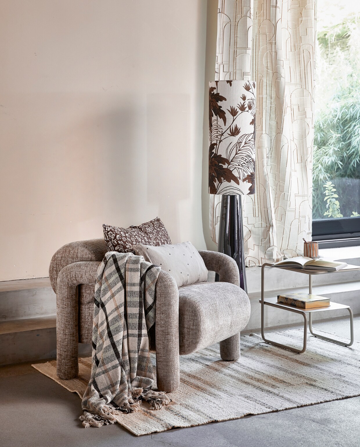 Gordijnstof Bachaumont, viscose, polyester en acryl, 134 cm breed, (casamance.com). Keramieken vloerlamp Cone, linnen lampenkap Floral, juten vloerkleed Naturel, 120x180 cm (hkliving.com). Plaid van Madam Stoltz, gemaakt van gerecyclede kleding (deens.nl). Polyester fauteuil Lenny van Woood, kussen Ornamental van HKliving, katoen en linnen, organisch katoenen kussen Kyoto Dot van Oyoy, metalen bijzettafel Level van Ferm Living (vtwonen.nl/shop). Keramieken mok (householdhardware.nl). Boek Proud South van Lidewij Edelkoort, planner A-journal (bol.com). vtwonen 10-2023 | styling Kelly van Gendt | fotografie Peggy Janssen