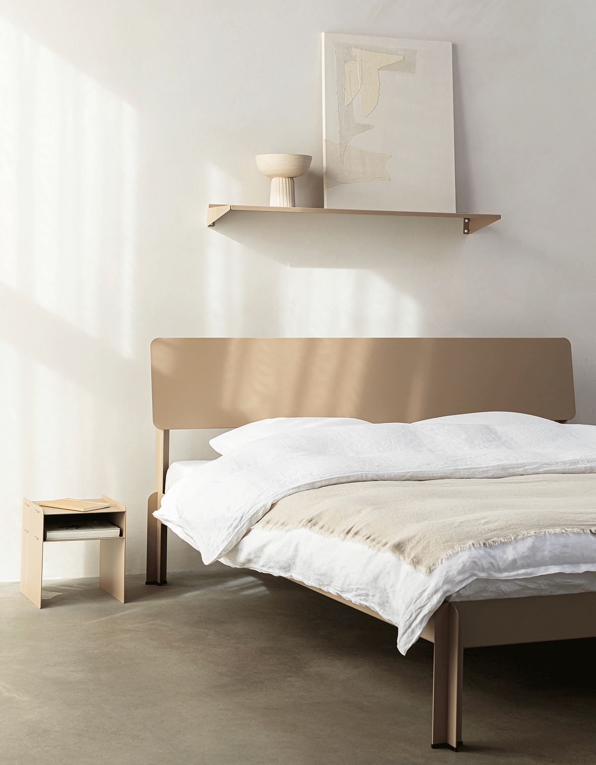 Metalen bedframe 03 van Robuust Amsterdam in de kleur clay Metalen bedframe 03 van Robuust Amsterdam in de kleur clay
