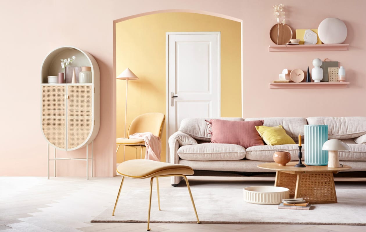 Verf op de voorste wand Vla, achterwand Mosterd van HistorOne (deruverfenbehang.nl). Parket visgraat eiken wit geolied van vtwonen, breedte plank 15 cm (karwei.nl). Kast, roze vloerlamp, roze plaid, salontafel, wit ornament hoofd (hkliving.nl). Voorraadpot van keramiek met deksel, donkerroze vaasje, blank houten kegel, roze kussen met strikjes, zwarte houten kegel (loods5.nl). Zachtroze glazen vaas in organische vorm, miniatuur Vitra designstoel, vaas met bol, spiegel in zachtroze platte ronde vaas (loods5.nl/design). Beige vaas met roze hals, tafellamp met houten poot (coosdewitwonen.nl). Zachtgele fluwelen fauteuil met voetenbank, witte xl schaal van keramiek, roze xl vaas van keramiek (mobilia.nl). Bank, 238x86x100 cm (lxdxh) (dekasstoor.nl). Geel fluwelen kussen (hm.com). Vloerkleed in Nougat Rose, 170x240 cm (vloerkledenwinkel.nl). Roze bolvaas, terra dienblad, gele snijplank (vtwonen.nl). Zwarte metalen kandelaar (paviljoennoord.com). Notitieboeken, grijze leren portemonnee, witte kom met roze strepen, set van vier- (klevering.nl). Klok van keramiek, schriften, wit vaasje met roze onderkant (letoile.store). Overig privébezit. vtwonen bookazine 09-2019 | styling Danielle Verheul fotografie Petra Steenkamer
