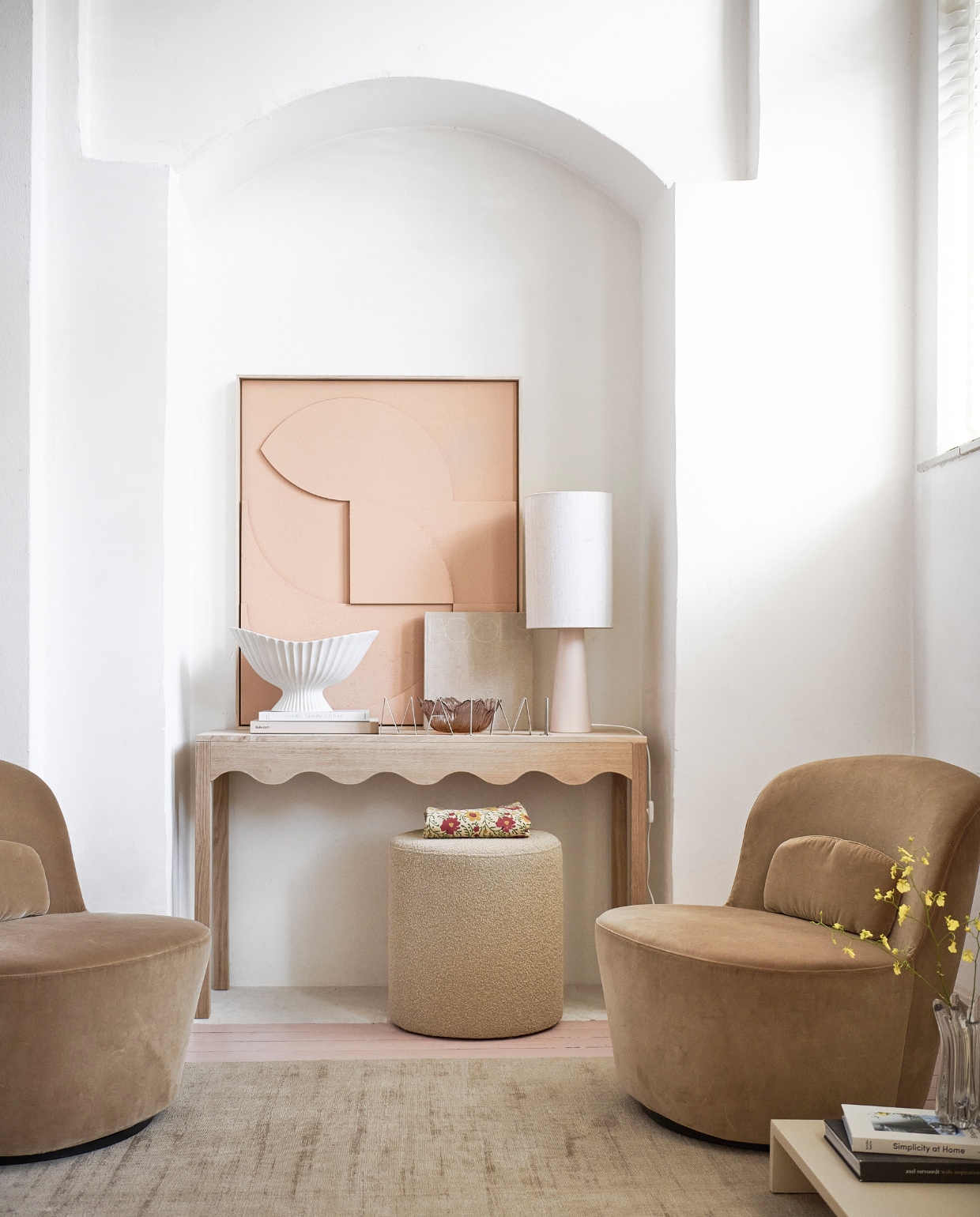 Lage houten salontafel Plateau Small, 62x43x12 cm (lxbxh), lampvoet Cone S in matt Skin, lampenkap Cilinder in Natural Linen, ingelijst reliëf kunstpaneel Peach B extra large (hkliving.com). Viscose vloerkleed Elements in Camel van Momo Rugs, 170x240 cm (vloerkledenwinkel.nl). Witte schaal Fountain van Ferm Living, glazen vaas Holo van Ferm Living (vtwonen.nl). Plaid Evy van Doing Goods, ronde bouclé poef beige, 46x48 cm (Øxh) (loods5.nl). Overig privébezit. vtwonen special DIY 06 | styling &amp; ontwerp Kim van Rossenberg | fotografie Sjoerd Eickmans