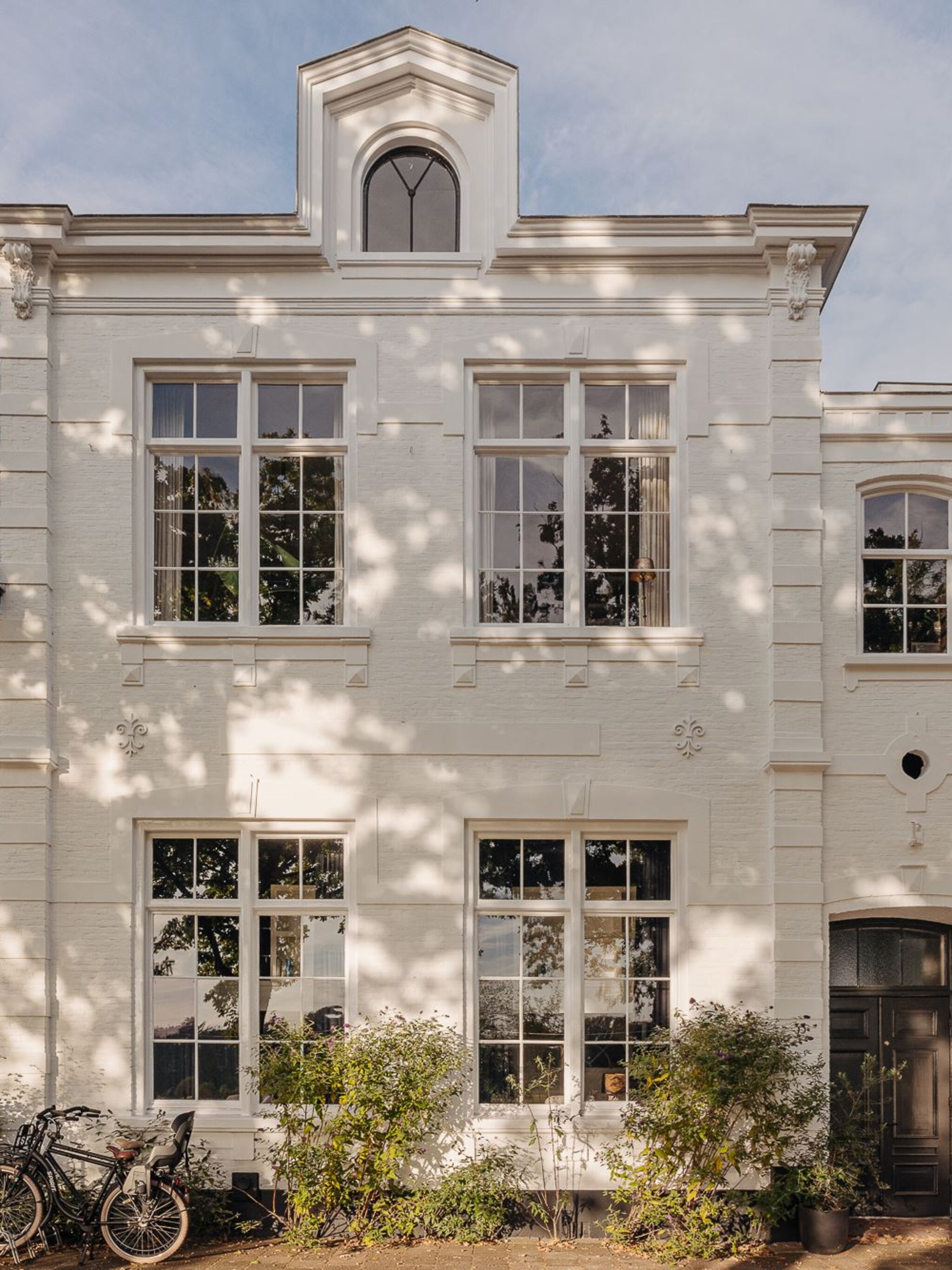 funda parel een royaal herenhuis met terras aan het water