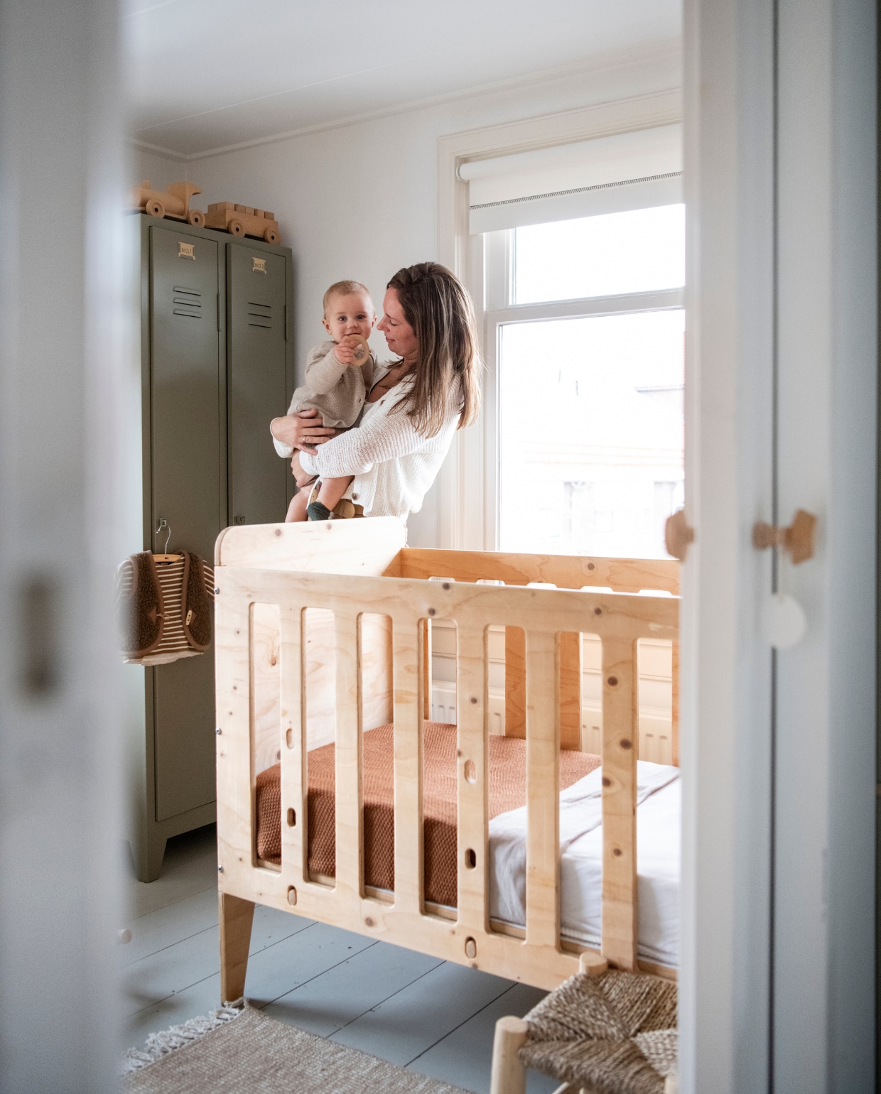 Kleed H&amp;M Home. Kruk Loods 5. Kinderbed handgemaakt door een timmerman. Bruine sprei Karwei. Lockerkast overgenomen van mensen uit de buurt. vtwonen special DIY 3-2021 | productie Inside Homepage | styling Janneke Peters | fotografie Louis Lemaire