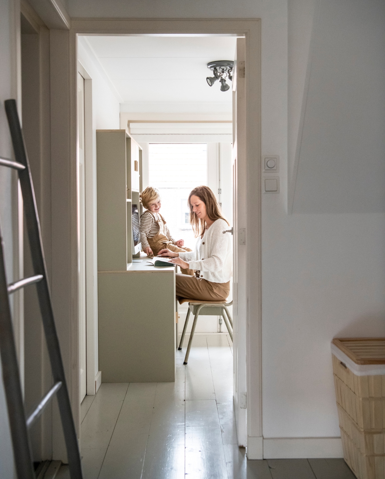 Vloer geschilderd in Fine Grey van Flexa Pure. Bureau handgemaakt Huis &amp; Grietje. Trap op voorgrond Loods 5. vtwonen special DIY 3-2021 | productie Inside Homepage | styling Janneke Peters | fotografie Louis Lemaire