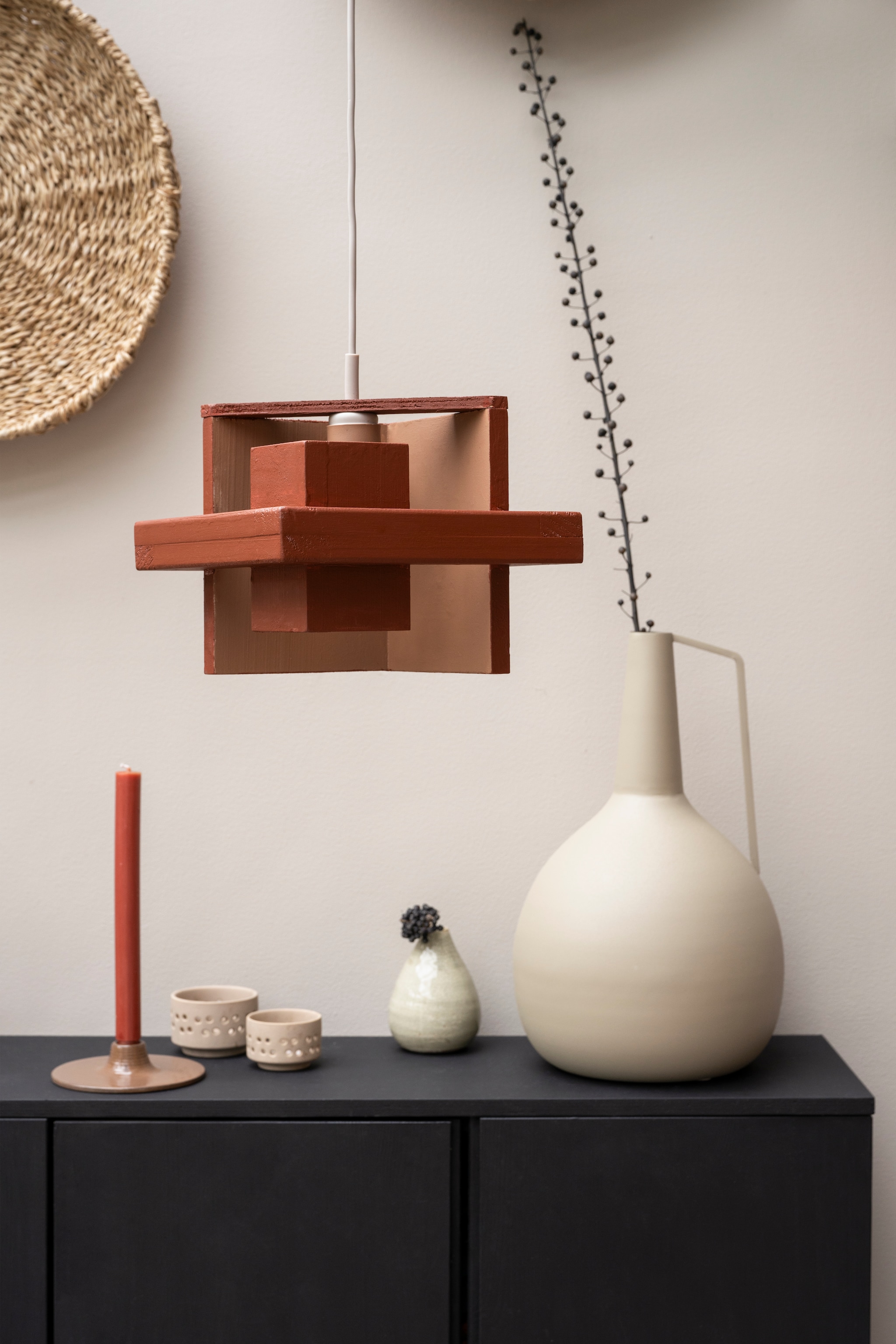 Metalen vaas Regencos van Kave Home ? 87,50 (vtwonen.nl/shop). Grenen kast Ivar, zwart geverfd ? 79,-, lichtsnoer Grvacka, 180 cm ? 10,- (ikea.nl). Overig privbezit. vtwonen 02-2024 | styling Kelly van Gendt | fotografie Stan Koolen