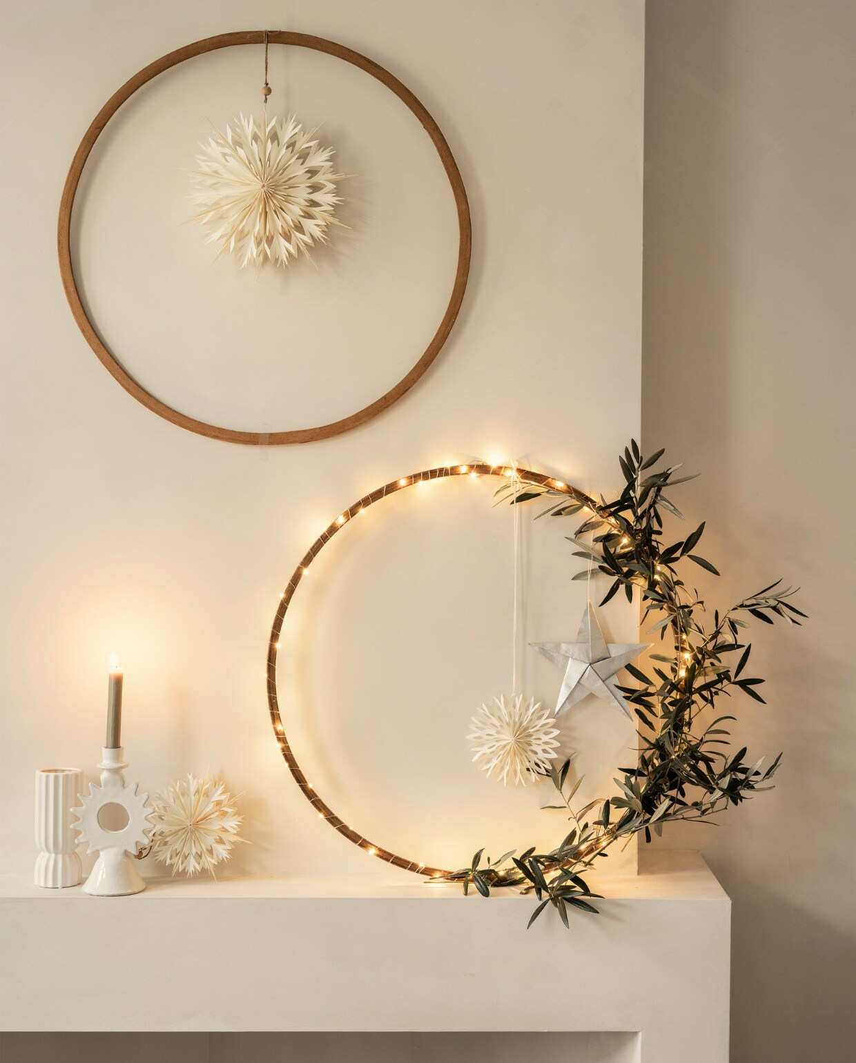 Gymhoepels De Kringloper Naarden. Kandelaar Soleil van Household Hardware (householdhardware.nl). Lichtsnoer Hema (hema.nl). Overig privébezit. vtwonen 12-2023 | productie Corrien Flohil, Rolien van der Leeuw | styling Fietje Bruijn | fotografie Stan Koolen
