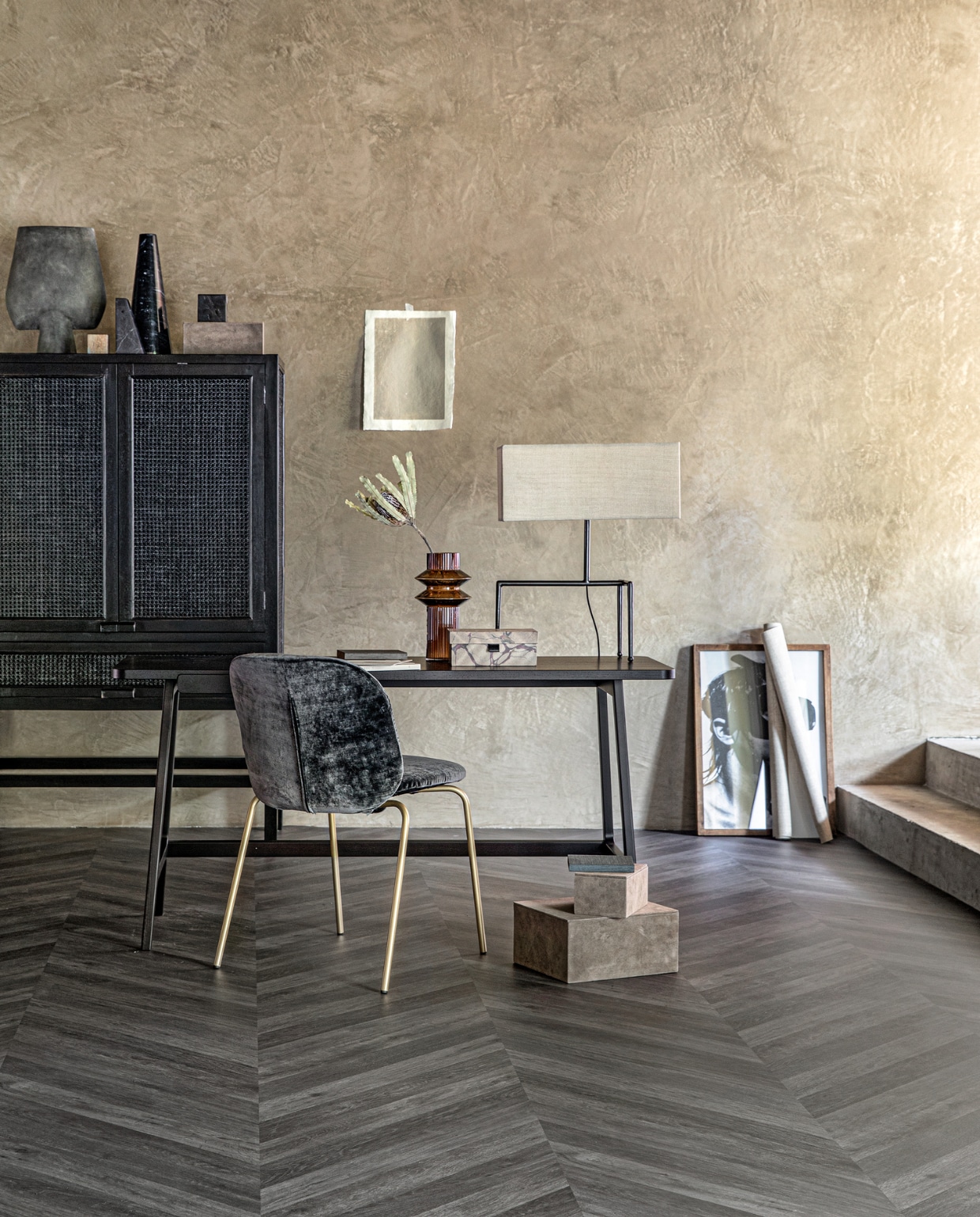 vtwonen collectie (Novilon vloer Koffie 2466), nordal.eu (kast, vaas op bureau, dozen), covanderhorst.nl (bureau, stoel), casagitane.com (lamp, grote vaas op kast), stonedmarble.com (marmeren objecten). vtwonen 09-2019 | styling Cleo Scheulderman | fotografie Peggy Janssen