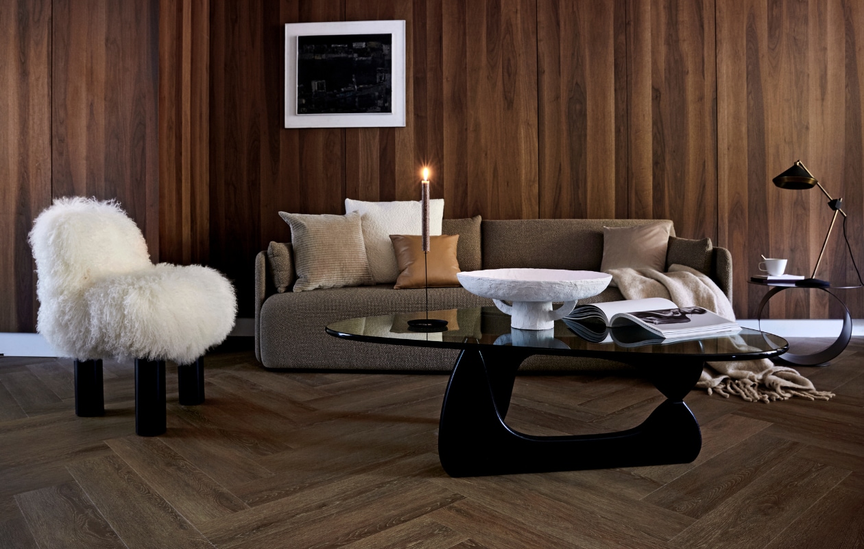 vtwonen collectie (PVC Vloer Herringbone Roasted, 76,5x15,3 cm (resp. dryback-systeem / click-systeem), ook in kleuren Natural, Sun Kissed en Polar.) designtales.nl (bank), covanderhorst.nl (salontafel, fauteuil, bouclé kussen, velours kussen, tafellamp), kasstoor.nl (bijzettafel rond), klevering.nl (witte schaal, kandelaar, mok), bolia.com (velours kussen, leren kussen), loods5.nl (plaid), cocoon-living.nl (kunst). Overig privébezit. vtwonen 10-2020 | styling Danielle Verheul | fotografie Petra Steenkamer