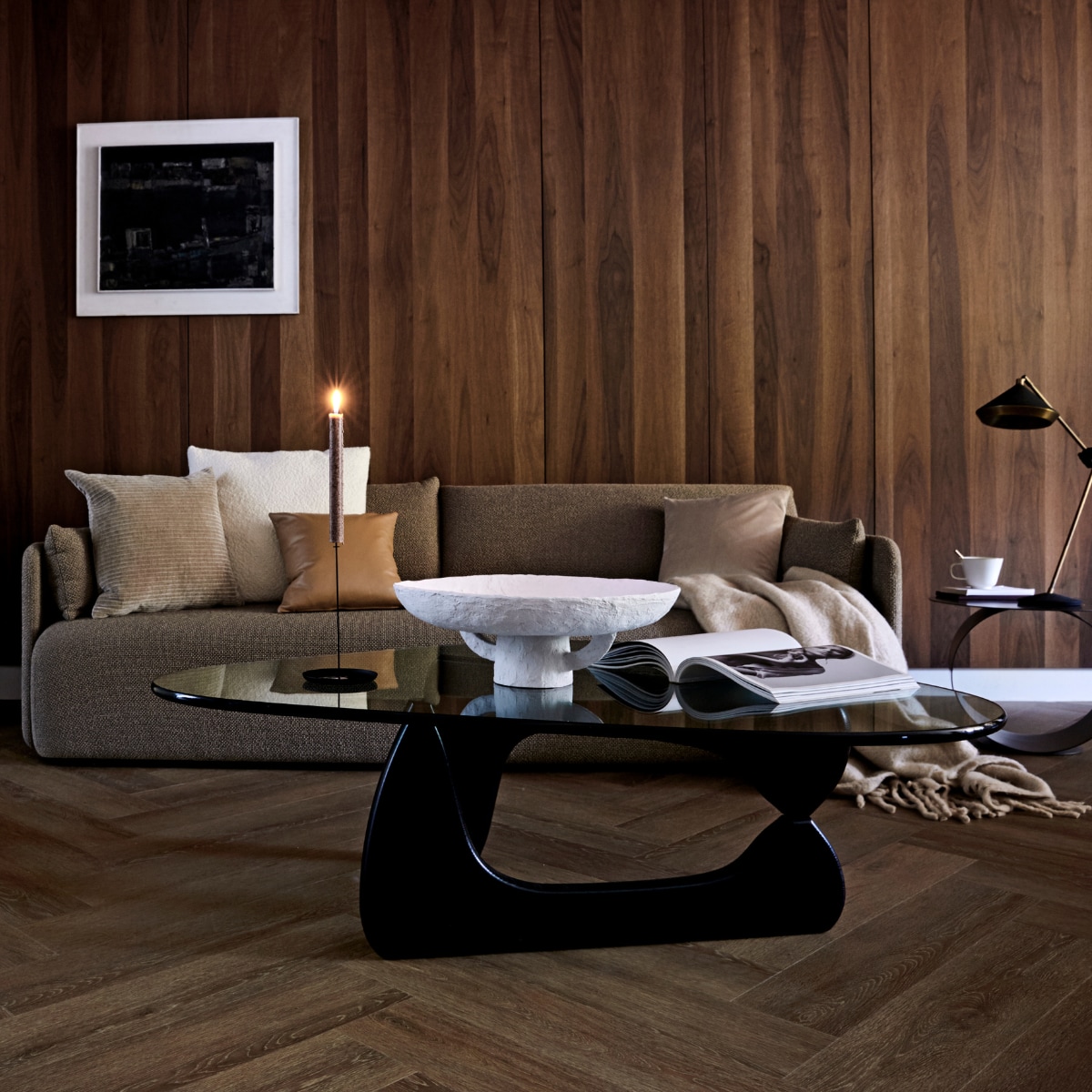 vtwonen collectie (PVC Vloer Herringbone Roasted, 76,5x15,3 cm (resp. dryback-systeem / click-systeem), ook in kleuren Natural, Sun Kissed en Polar.) designtales.nl (bank), covanderhorst.nl (salontafel, fauteuil, bouclé kussen, velours kussen, tafellamp), kasstoor.nl (bijzettafel rond), klevering.nl (witte schaal, kandelaar, mok), bolia.com (velours kussen, leren kussen), loods5.nl (plaid), cocoon-living.nl (kunst). Overig privébezit. vtwonen 10-2020 | styling Danielle Verheul | fotografie Petra Steenkamer