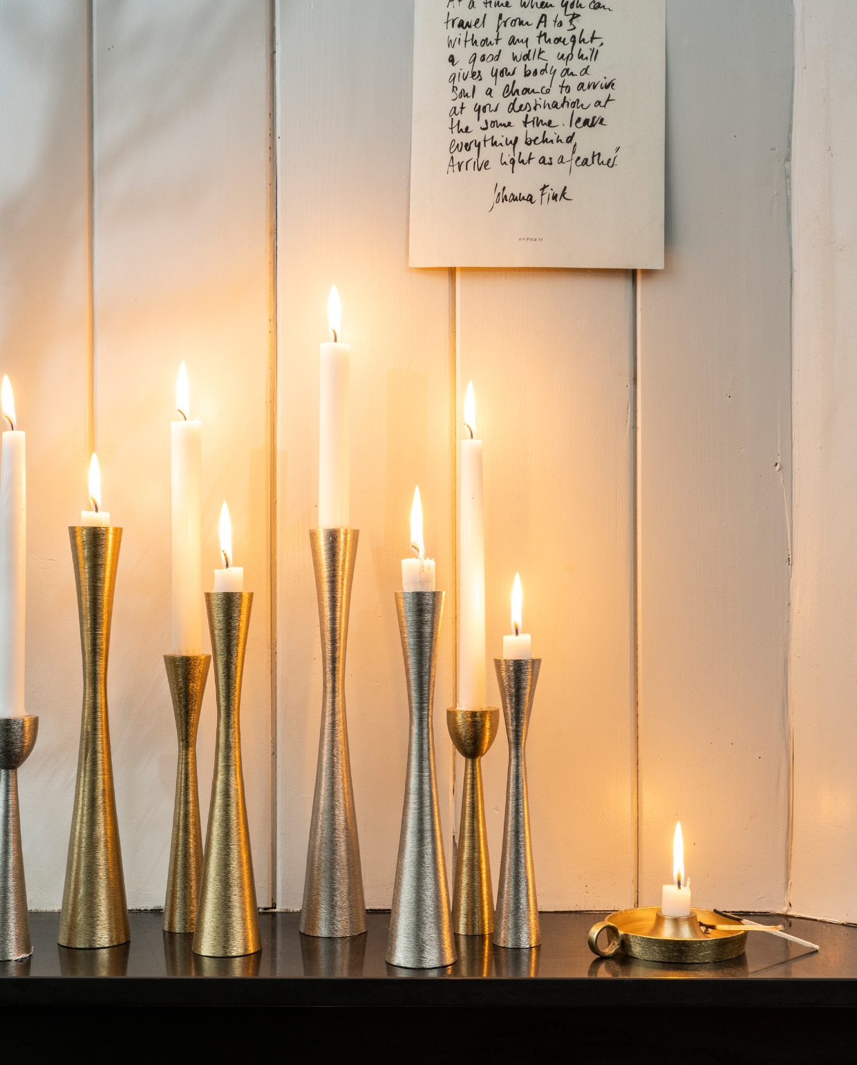 vtwonen collectie (Metalen kandelaars, 16 cm, 20 cm, 25,5 cm, 30 cm. Metalen kaarsenhouder met oor, 10 cm (Ø).) Overig privébezit. vtwonen kerstbijlage 12-2023 | styling Tanja Saarberg | fotografie Stan Koolen
