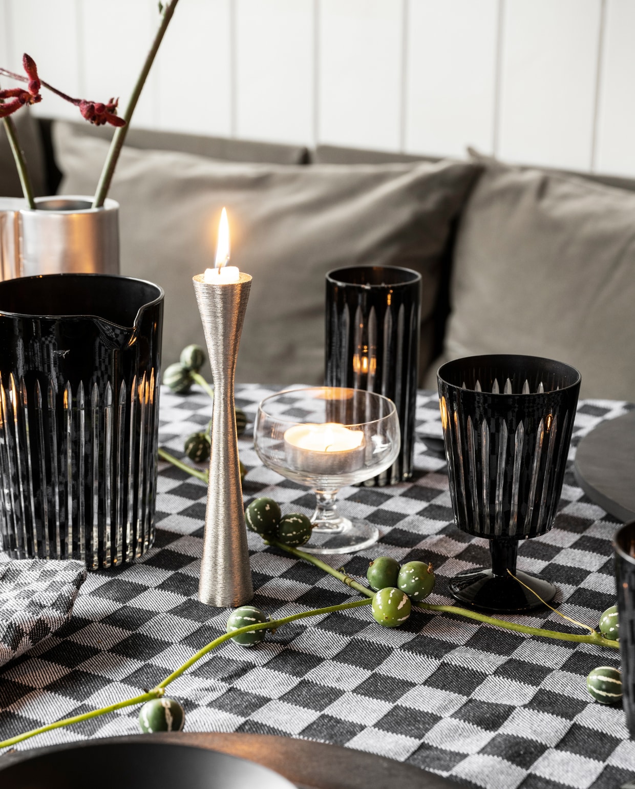 vtwonen collectie (Katoenen tafelkleed, 150x250 cm. Glazen waterkan Relievo, 1,4 liter. Longdrinkglas Relievo, 500 ml. Wijnglas Relievo, 270 ml. Zilverkleurige metalen kandelaar. Matzwart porseleinen servies, 36-delige set, losse onderdelen.) vtwonen kerstbijlage 12-2023 | styling Tanja Saarberg | fotografie Stan Koolen