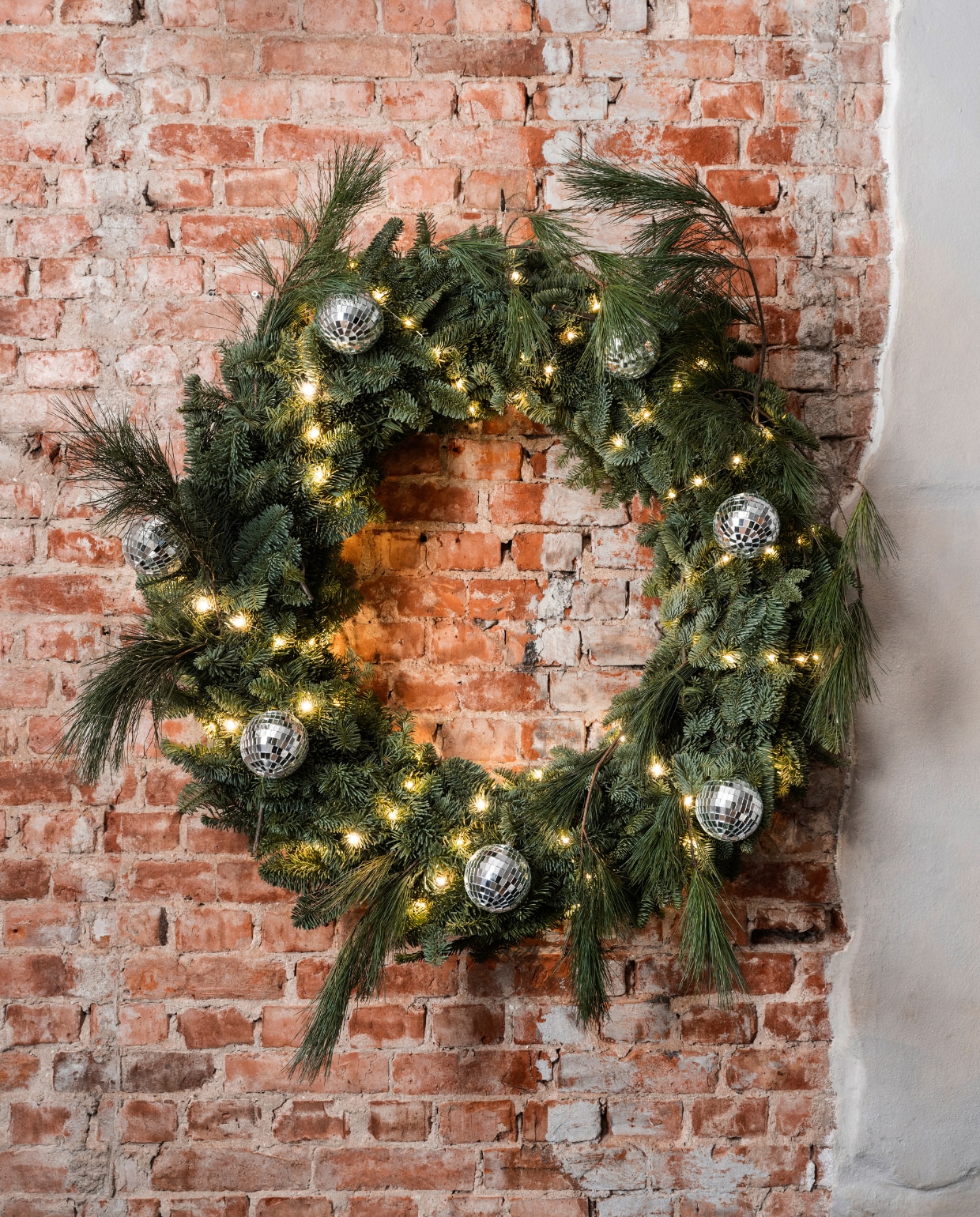 vtwonen collectie (Zilveren kerstballen, 8 cm (Ø), ook in 10 cm (Ø) en 12,5 cm (Ø).) Overig privébezit. vtwonen kerstbijlage 12-2023 | styling Tanja Saarberg | fotografie Stan Koolen
