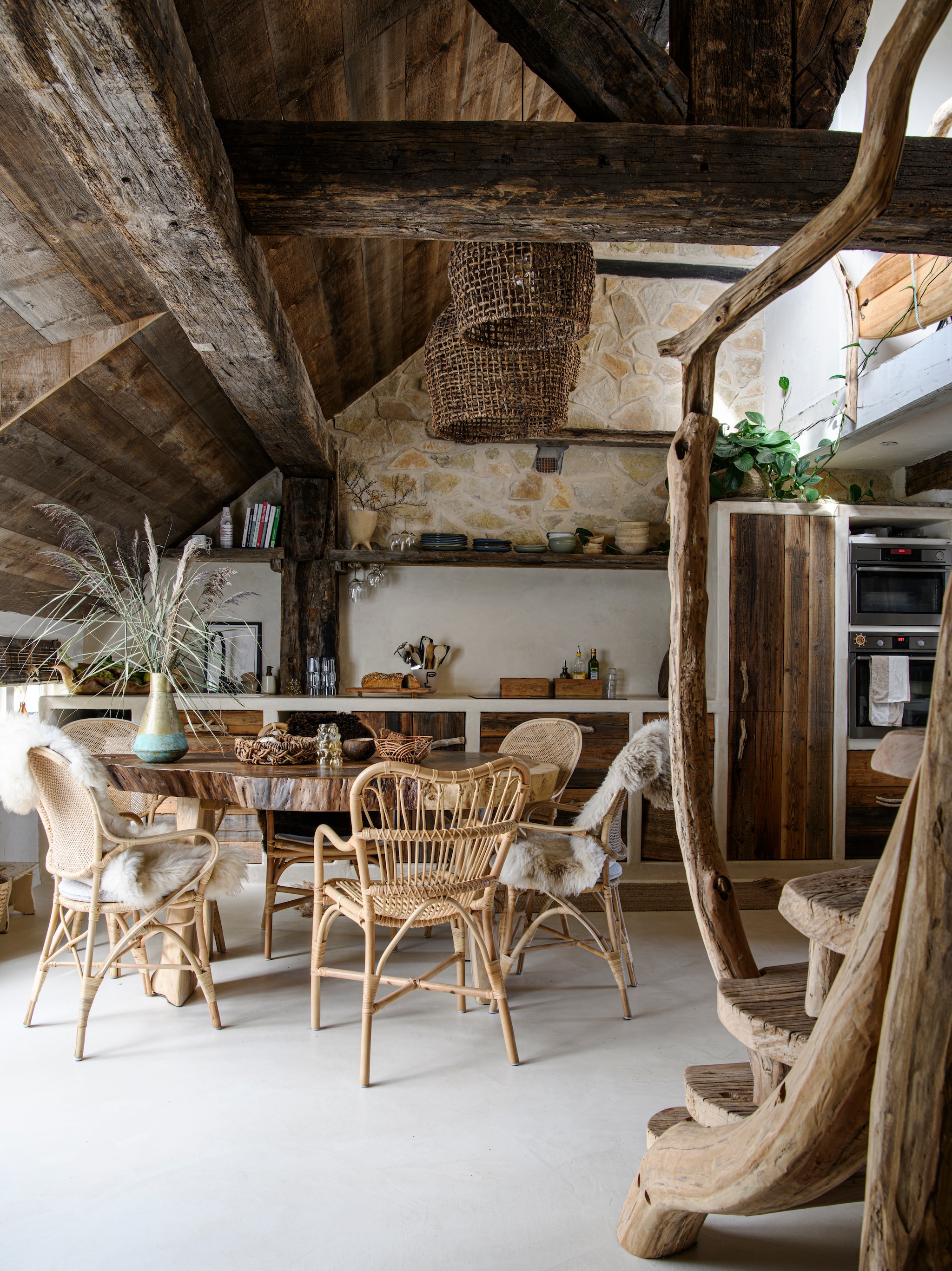 Hanglampen Loods 5. Eettafel en vaas Natuurlijk a.s.t.. Eetkamerstoelen Sika-Design, schapenvachten De Zeekraal, schalen Ikea. Rieten mand en schalen H&amp;M Home. De keuken is gemaakt door Werner Metaalbewerking en R Punter Bouwservice. Keuken en muur zijn afgewerkt met StucDeco van Ecowonen. Keukenkasten- en lades Barnwoodweb, greepjes gemaakt met onderdelen uit de natuur, lijst op aanrecht gekregen. Overig onbekend. vtwonen 02-2024 | productie Inside Homepage | styling Esther Loonstijn | fotografie Louis Lemaire