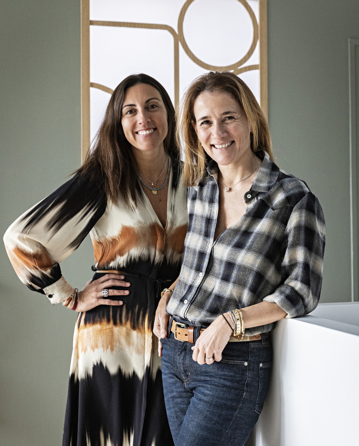 Anne (links) en Cécille (rechts) in het 19e-eeuws Haussmann-appartement vtwonen 12-2023 | productie AC Scoffoni | styling Marie-Maud Levron | fotografie Yann Deret