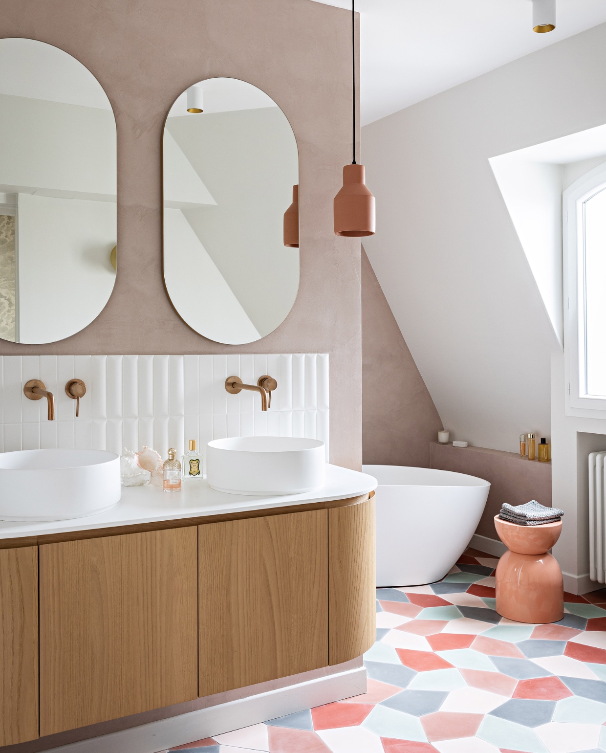 Wastafelmeubel, wastafels en wandtegels Ceramica. Kranen Gessi, spiegels Maisons du Monde, hanglamp Alinea, bijzettafel India Mahdavi, vloertegels Popham Design, bad Leroy Merlin, muurverf Rose van Marius Aurenti. Overig onbekend. vtwonen 12-2023 | productie AC Scoffoni | styling Marie-Maud Levron | fotografie Yann Deret | tekstbewerking Merel van der Lande