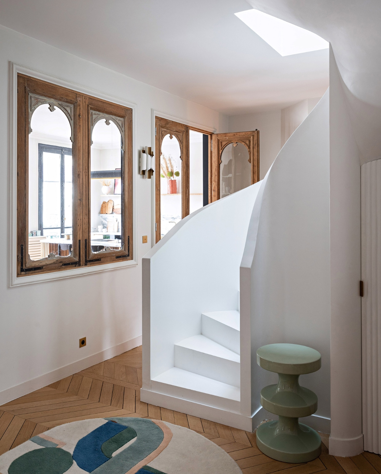Trap gemaakt door Staff Décor, vloerkleed Miami van Mapoésie, kruk India Mahdavi, spiegel erfstuk, eikenhouten kozijnen uit de 19e eeuw Proantic. Overig onbekend. vtwonen 12-2023 | productie AC Scoffoni | styling Marie-Maud Levron | fotografie Yann Deret | tekstbewerking Merel van der Lande