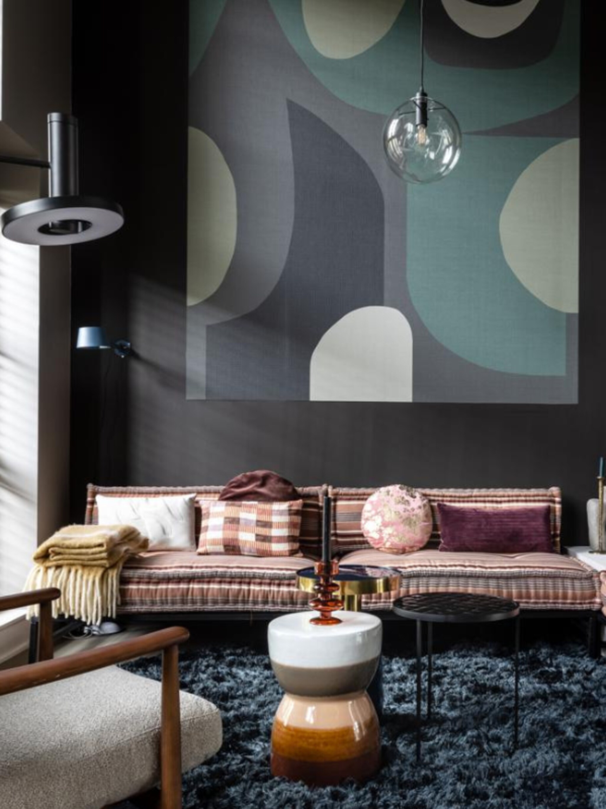 tips en tricks voor een zwarte muur in de woonkamer