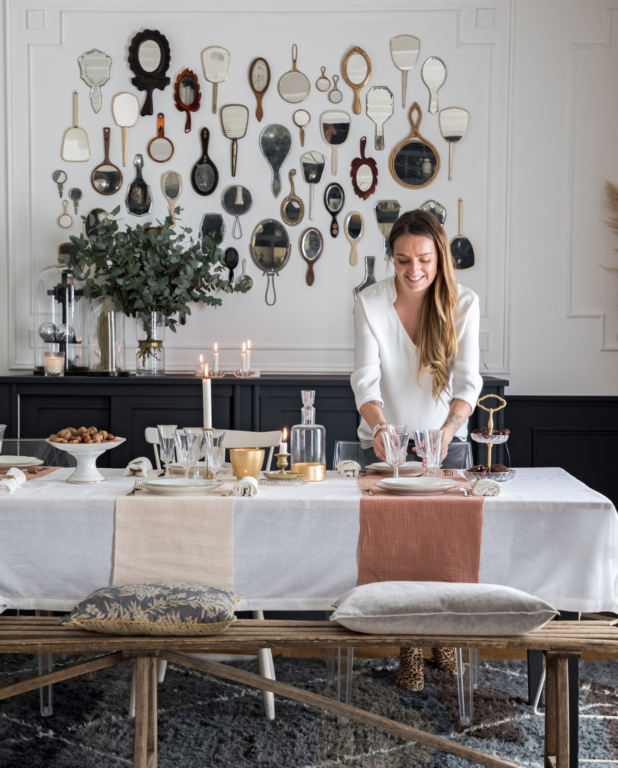 Emilie dekt de kersttafel in hun boerderij in Lavaur, Frankrijk. Kussens Maison de Vacances, handspiegels rommelmarkt, servies Astier de Villatte. Vergelijkbare items: bank De Kofferzolder, karaf Serax, stolp Mica Decorations, glazen Westwing. Overig vintage. vtwonen 13-2022 | styling Marie-Maud Levron | fotografie Cécile Perrinet-Lhermitte | tekst Anne-Catherine Scoffoni | tekstbewerking Christine van der Hoff