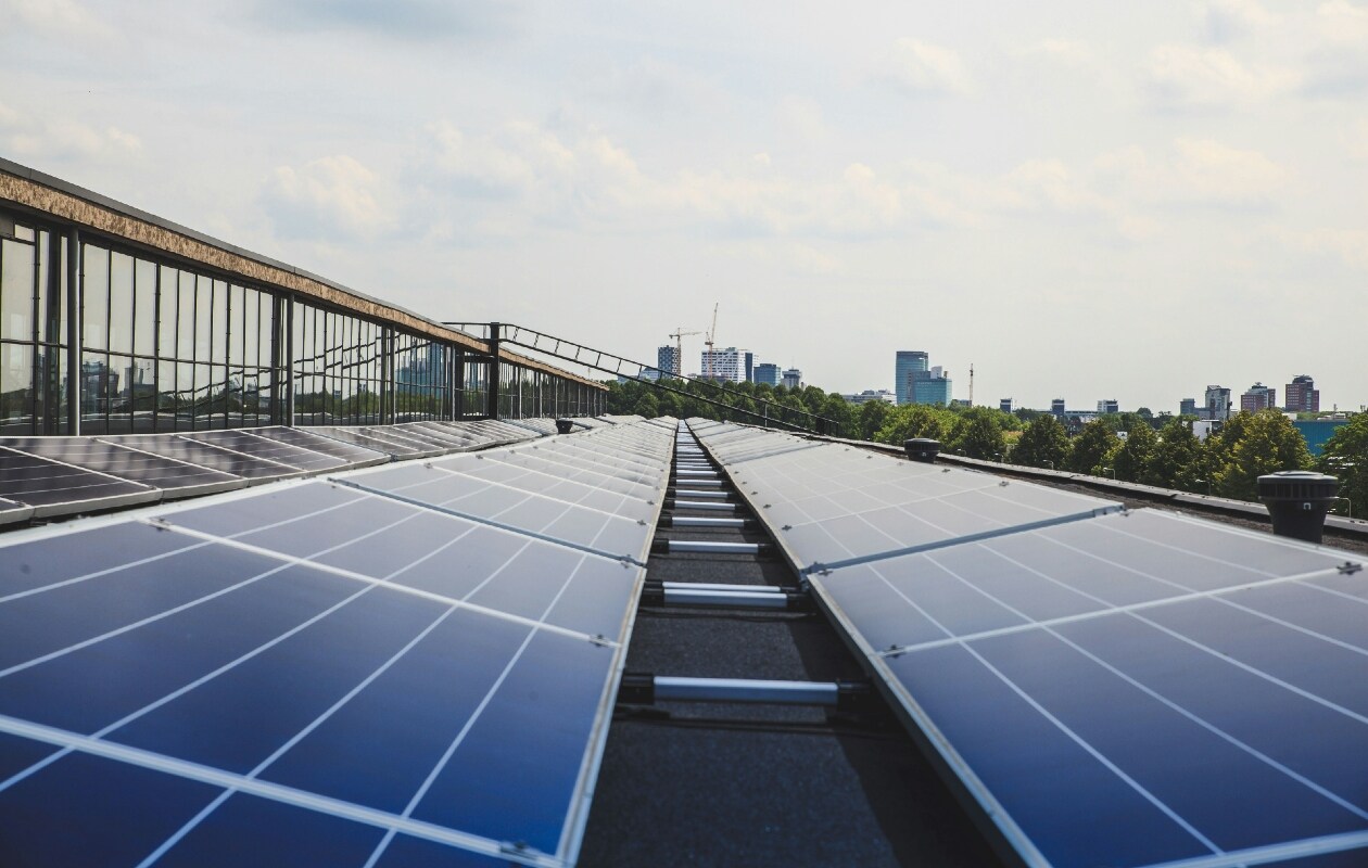 Zonnepanelen op een plat dak plaatsen Unsplash