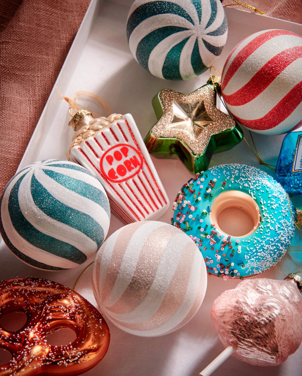 van hotel chic tot eclectisch 3 kersttrends van 2023 voor een vleugje magie in huis