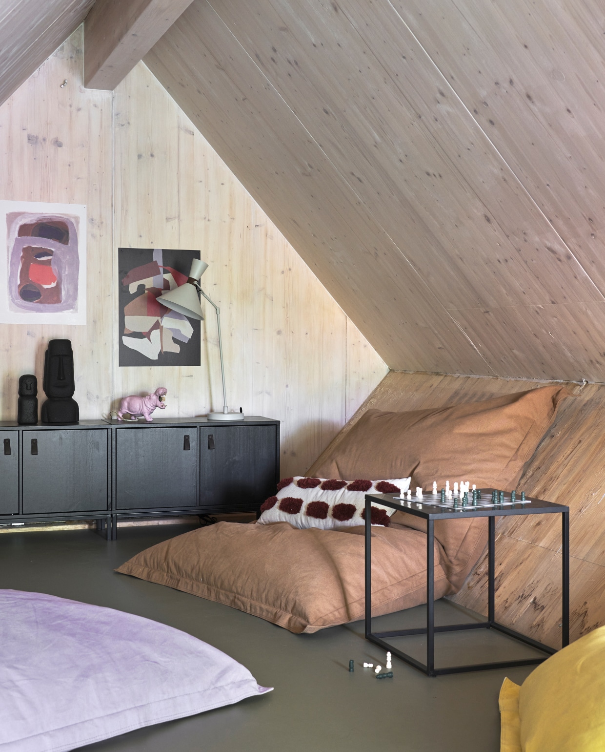 Vloer Marmoleum Nikkel, per m² € 50,40, langwerpig kussen met rode stippen € 49,95, zwarte kastjes Lower Case, per onderdeel € 119,-, tafellamp Hoodies € 134,50, bijzettafel Side € 171,75 (vtwonen collectie). Zitzakken Slim Pop Fatboy vanaf € 239,-. Posters The Poster Club € 43,-.