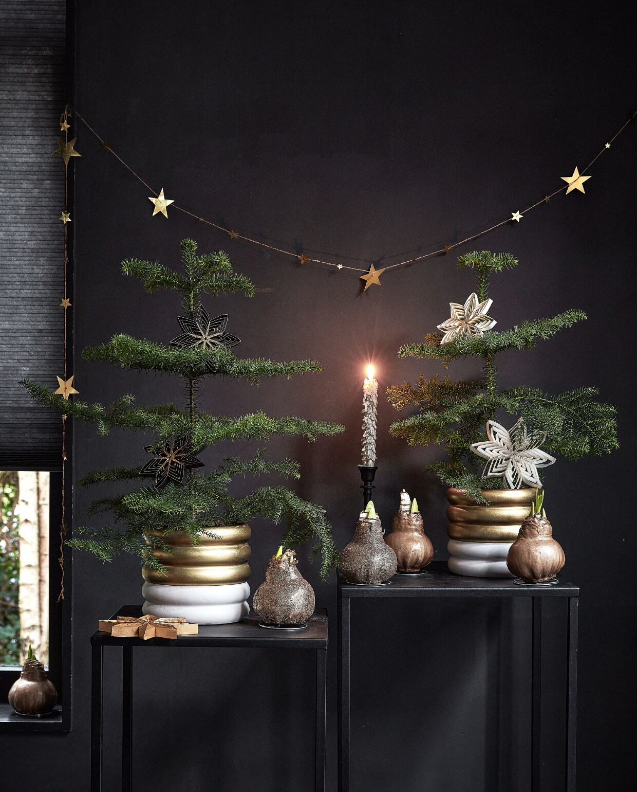Goudkleurige slinger met sterren, 210 cm (l) € 3,49, wit papieren ornament bloem met glitter, 10 cm (Ø) € 5,99 (ook verkrijgbaar in zwart met zilver). Goudkleurig papieren ornament, 20x5,5 cm (Øxd) € 3,29, goud-kleurig ornament ster, 15x1,5 cm (Øxd) € 2,99. vtwonen 12-2022 | productie Tanja Saarberg, Isa Hoevens | styling Kim van Rossenberg | fotografie Peggy Janssen | assistentie Sanne Ketelaar