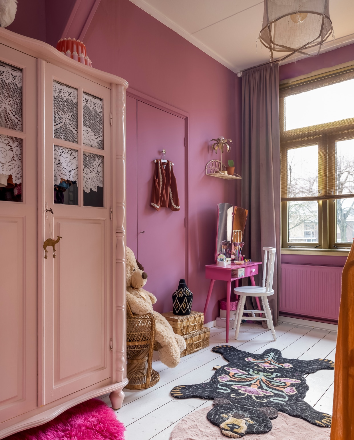 Kast, kanten gordijn, kaptafel en pauwentroon vintage. Verf kast Vleugje Rabarber van Flexa, muur Rangwali 296 van Farrow &amp; Ball, kaptafel Signaalroze van Flexa, kozijnen Metallic Goud van Flexa. Dromedaris Doing Goods. Taart KiKa Efteling. Kleden: wollig Ikea geverfd met Flamingo Pink van Dylon, zachtroze Intratuin, beer Doing Goods. Knuffelbeer cadeau gekregen. Rieten koffers erfstuk. Mand souvenir uit Marrakech. Rieten schap Kwantum. Stoel Marktplaats. Gordijnen Jysk. vtwonen 13-2023 | fotografie Henny van Belkom