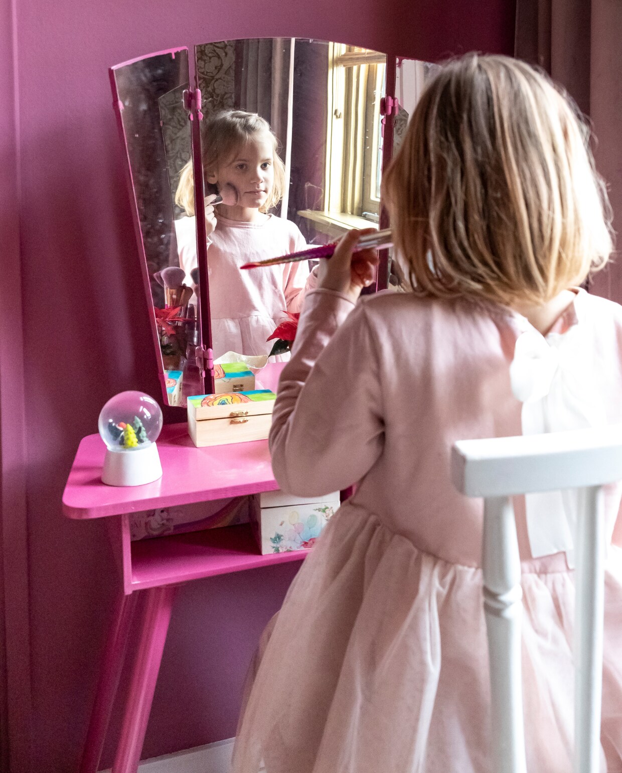 Sneeuwbol Hema. Muurverf Rangwali 296 van Farrow &amp; Ball. Kaptafel vintage, geschilderd met Signaalroze van Flexa. Stoel Marktplaats. vtwonen 13-2023 | fotografie Henny van Belkom