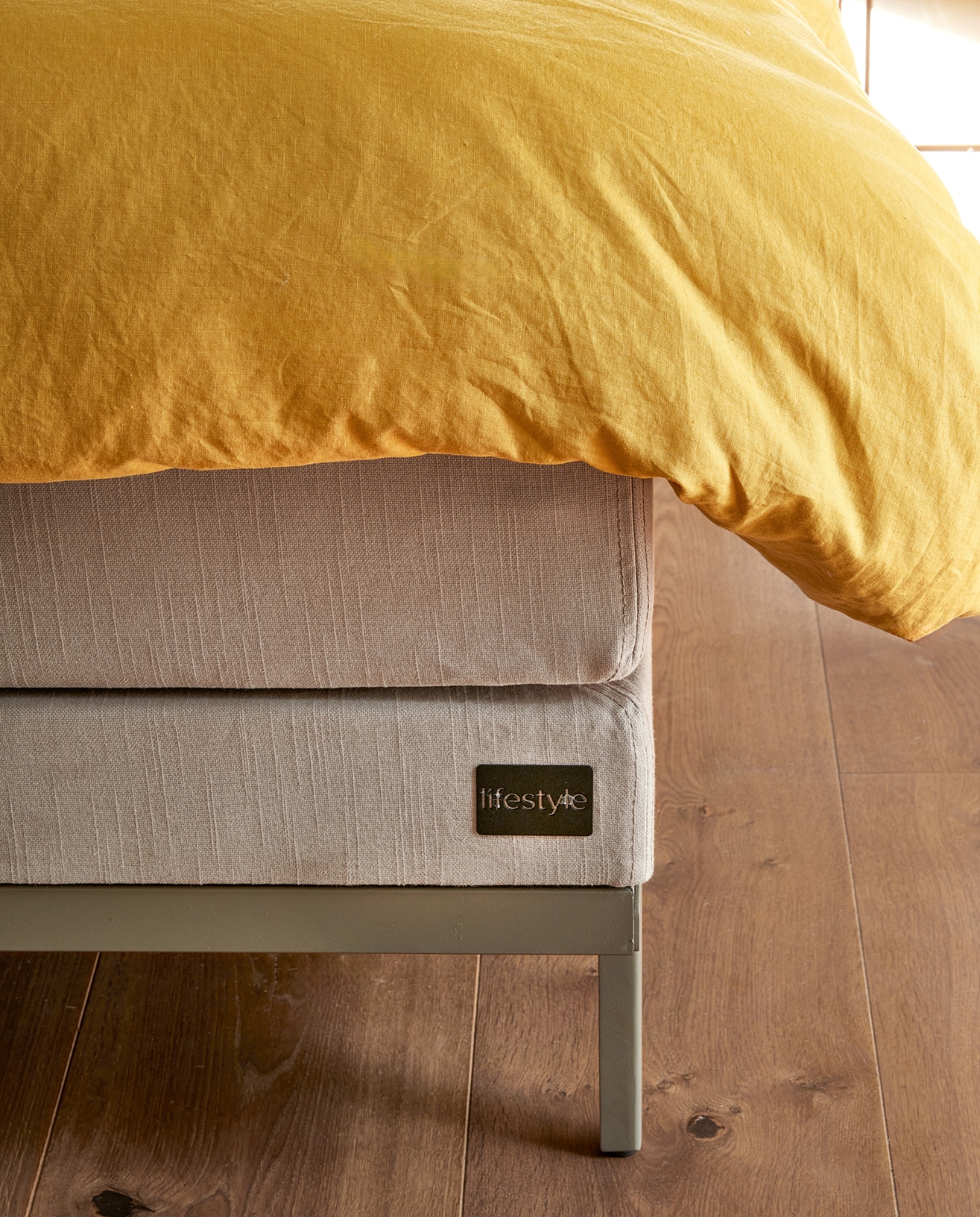 1&amp;2 Boxspring Lifestyle by vtwomen Cinnamon,  vanaf € 1990,-, hier in stof Natural Taupe, met metalen poot Track in Champagne. M.m.v. hm.com (linnenmix dekbedovertrek, kussenhoes met dessin). Overig privébezit. vtwonen 13-2023 | productie Tanja Saarberg | styling Sanne Ketelaar | fotografie Peggy Janssen