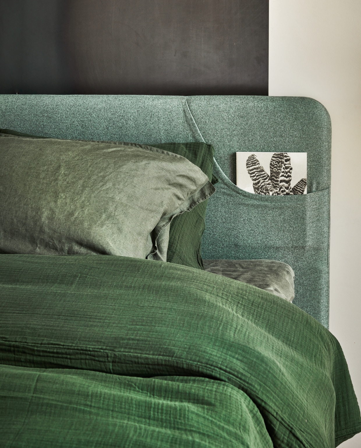 5&amp;6 Boxspring Lifestyle by vtwonen Basil, vanaf € 1990,-, hier met hoofdbord met insteekhoezen, in stof Tweed Sea Green, met metalen poot Angle in zwart.M.m.v. hm.com (dekbedovertrekset, plaid, kussenslopen), vtwonen.nl/shop (vloerkleed van Hay). Overig privébezit. vtwonen 13-2023 | productie Tanja Saarberg | styling Sanne Ketelaar | fotografie Peggy Janssen