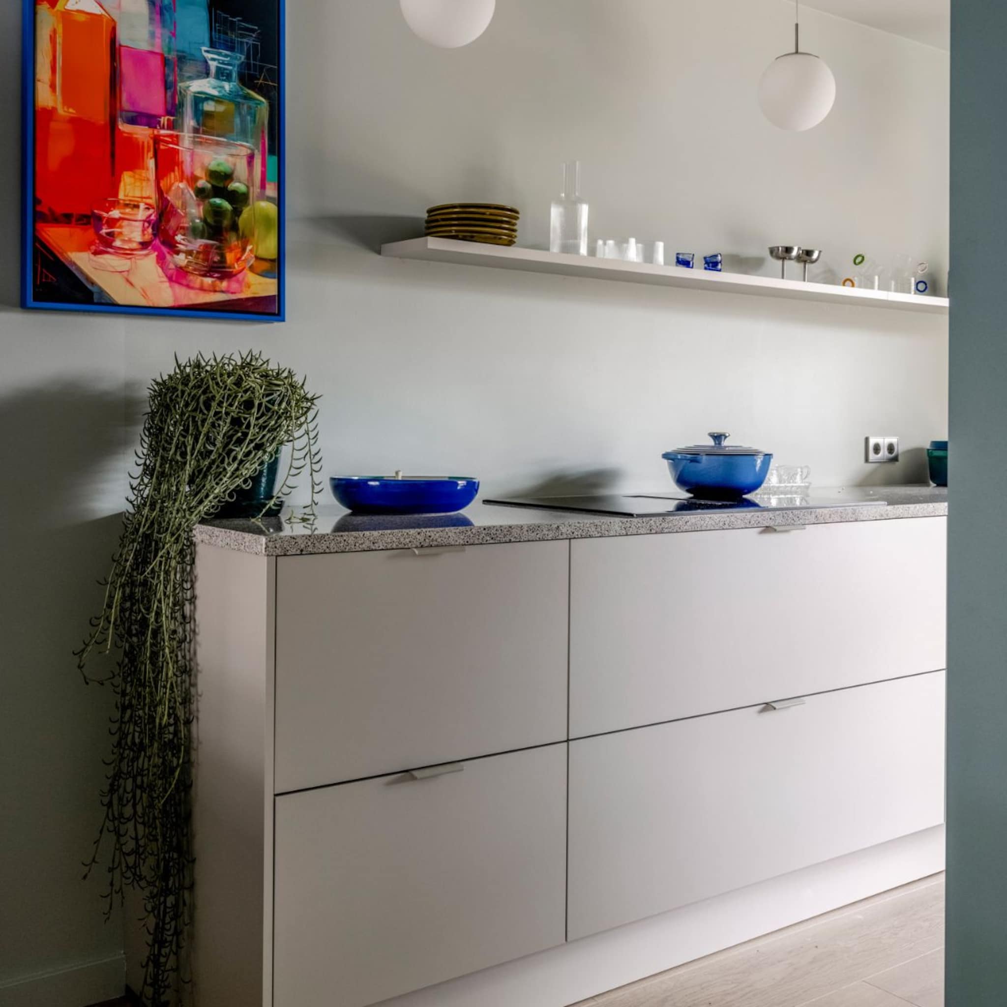 woonidee van stylist fietje lichtgroen is een goede bodem voor felle kleuren