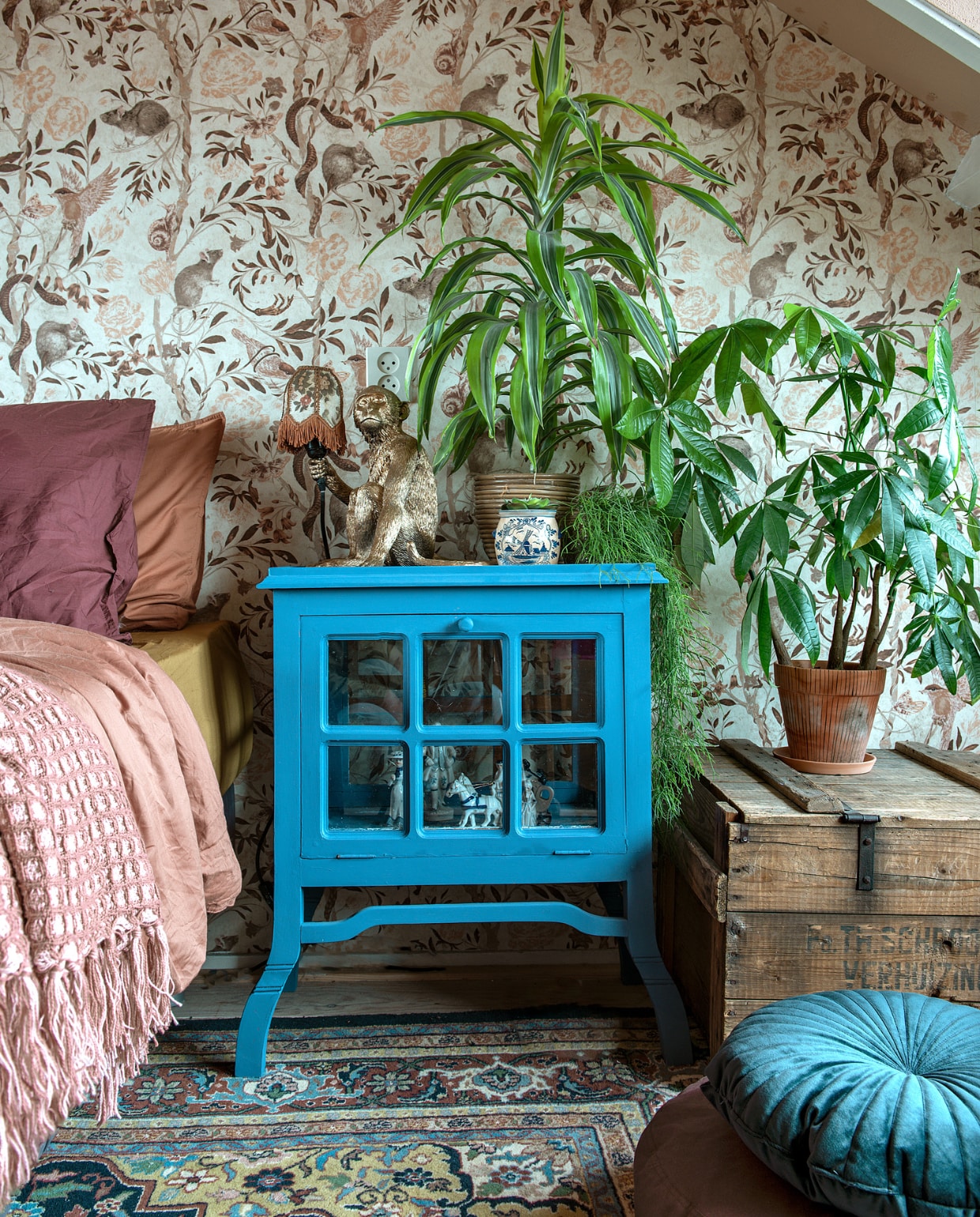 Kist en kastje van de kringloop, Mindy verfde het kastje blauw. Aaplamp Selletti, zelf geverfd, met vintage kapje. Behang Mineheart. Vloerkleed Marktplaats. Fluwelen kussen Jysk. vtwonen 12-2020 | styling Mindy Schroor | fotografie Ton Bouwer | productie Monique van der Pauw