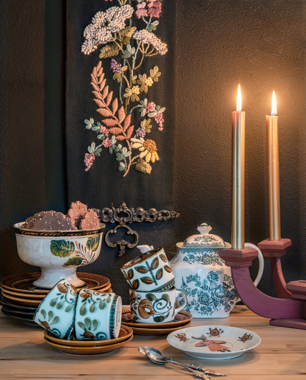 Retro servies, kandelaars en borduurwerk: alles bijeen gesprokkeld bij de kringloop. vtwonen 12-2020 | styling Mindy Schroor | fotografie Ton Bouwer | productie Monique van der Pauw
