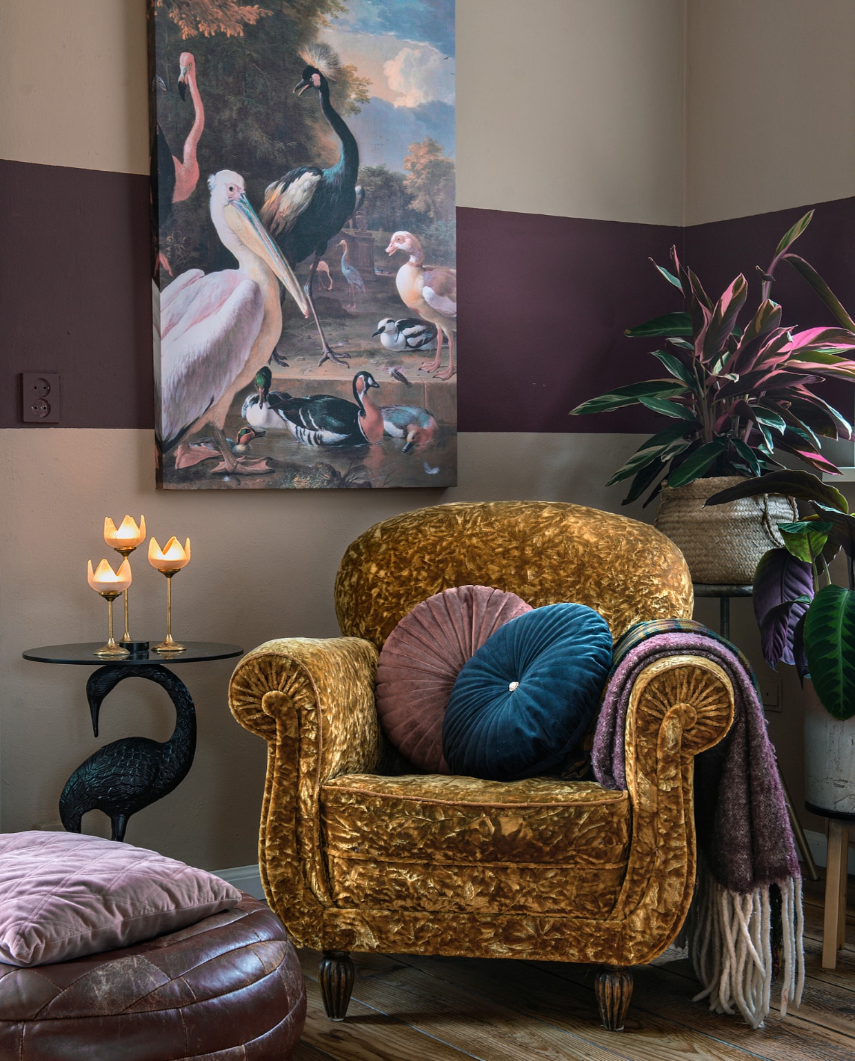 Fauteuil kringloop, poef Marktplaats, vogeltafeltje Dutch Bone. Poster en plaid Kwantum. Kussens: Jysk, kringloop en gekregen. Waxinehouders gevonden bij vintagewinkel Ouderwets Gezellig. vtwonen 12-2020 | styling Mindy Schroor | fotografie Ton Bouwer | productie Monique van der Pauw