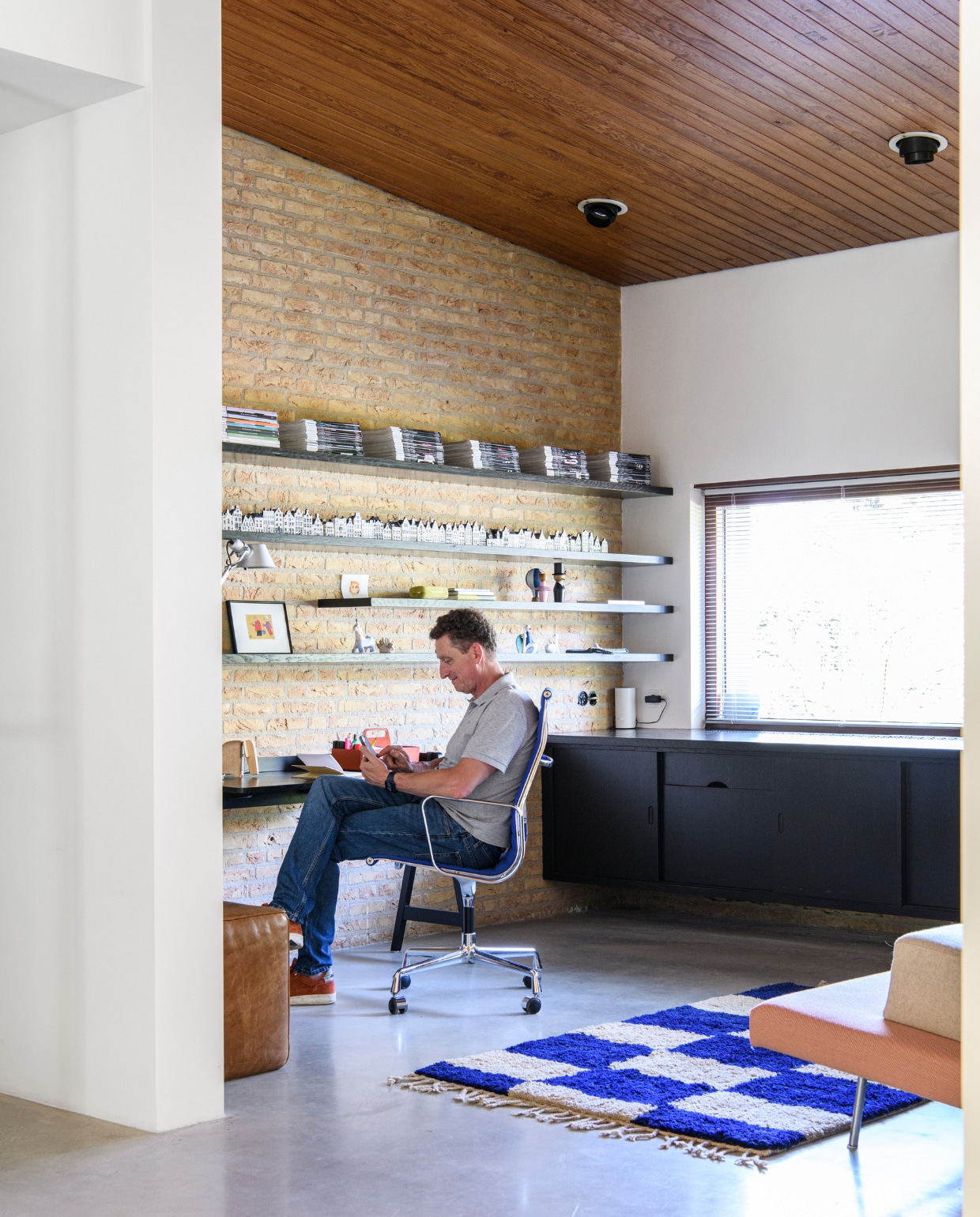 Eames-bureaustoel van Vitra, poef Bodilson, vloerkleed Ferm Living, vintage bank Martin Visser. Overig onbekend. vtwonen special binnenkijken 12-2023 | productie Inside Homepage | styling Inge van Lieshout | fotografie Louis Lemaire