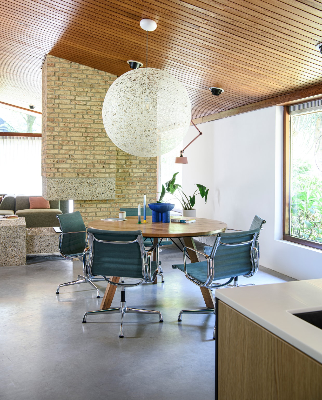 Muurverf Ral 9010 van Sikkens. Hanglamp Moooi, roze lamp Tonone Bolt, eettafel Bodilson, vintage Eames-stoelen van Vitra, blauwe schaal Jotex, kaarsen Manufactum, mok Casa.Elementenbank Finn van By Sidde, roze kussen laten maken. vtwonen special binnenkijken 12-2023 | productie Inside Homepage | styling Inge van Lieshout | fotografie Louis Lemaire