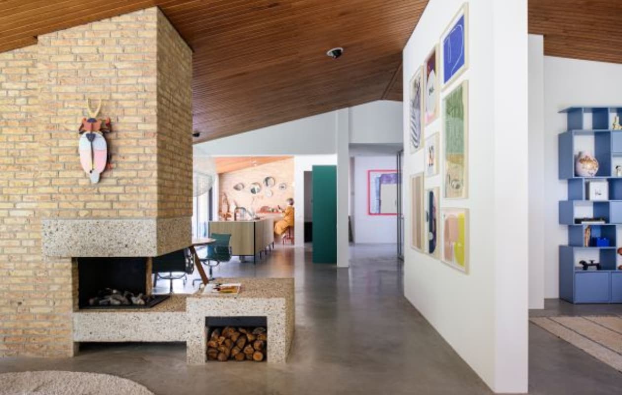 Muurverf Ral 9010 van Sikkens. Kever op schouw BijzonderMooi. Hanglamp Moooi, eettafel Bodilson, vintage Eames-stoelen van Vitra. Keuken Cesar van Via Creaties, kraan Quooker, borden met vrouwenprint Ferm Living. Kunstwerk in rode lijst HKliving. Kunstwerken bij elkaar aan wand The Poster Club. Vakkenkast Tylko, roze vaas Hella Jongerius voor Ikea, houten hand Ikea, blauwe opbergdoos Lego. Overig onbekend. vtwonen special binnenkijken 12-2023 | productie Inside Homepage | styling Inge van Lieshout | fotografie Louis Lemaire
