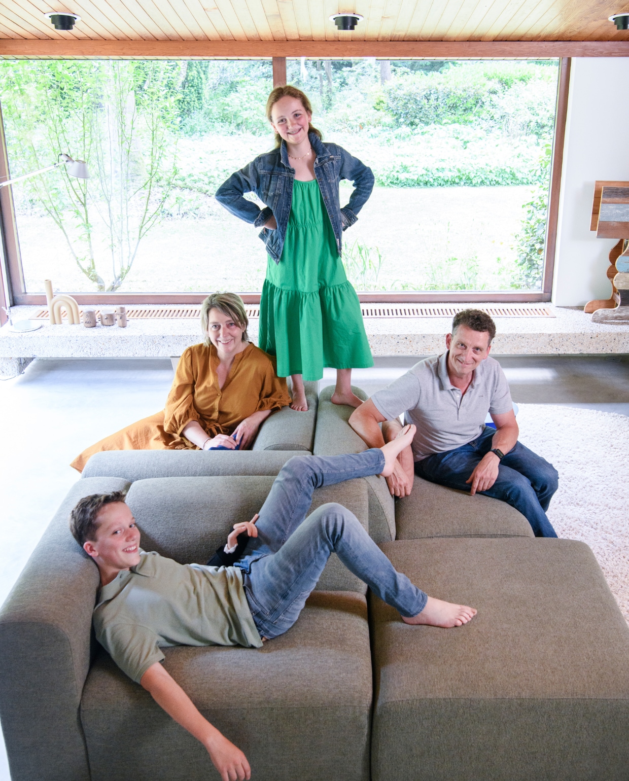 Denise, Gerard, zoon Morris en dochter Noor op de elementenbank in hun Bungalow in Apeldoorn. vtwonen special binnenkijken 12-2023 | productie Inside Homepage | styling Inge van Lieshout | fotografie Louis Lemaire