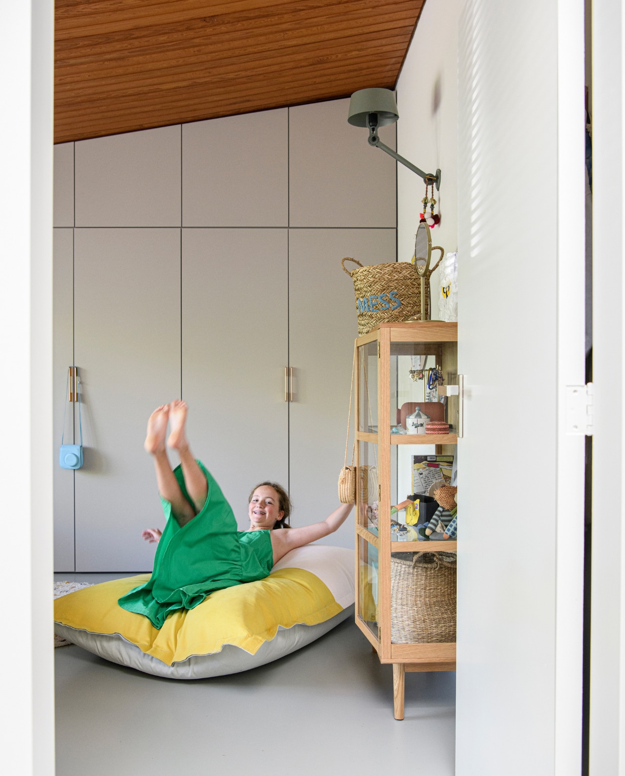 Kast Jouw Maatkast, polaroidcamera Hema, zitzak Fatboy, vitrinekast Jysk, manden KidsDepot, spiegel Kwantum, wandlamp Tonone Bolt. Overig onbekend. vtwonen special binnenkijken 12-2023 | productie Inside Homepage | styling Inge van Lieshout | fotografie Louis Lemaire