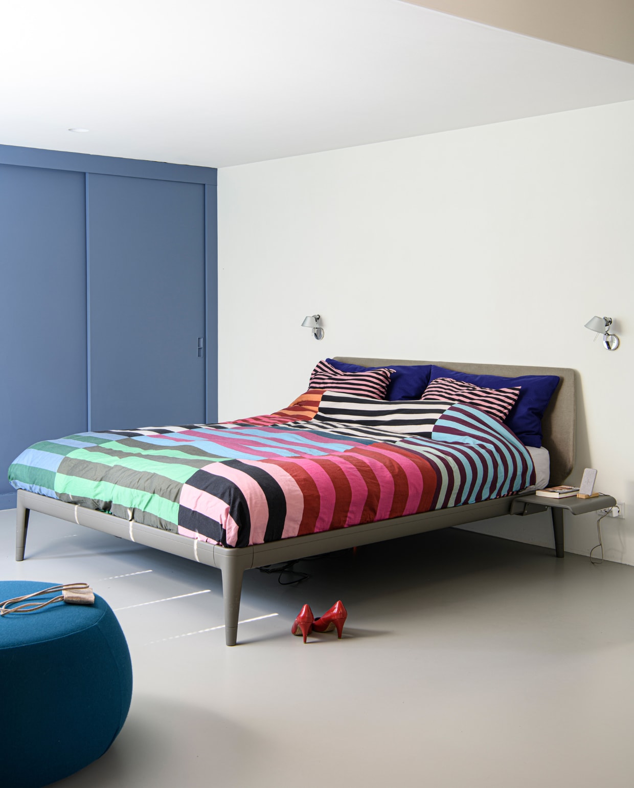 Bed Essential van Auping, dekbedovertrek Dutch Design Color Clash Multi van Beddinghouse, blauwe kussens laten maken. Poef Arper. Overig onbekend. vtwonen special binnenkijken 12-2023 | productie Inside Homepage | styling Inge van Lieshout | fotografie Louis Lemaire