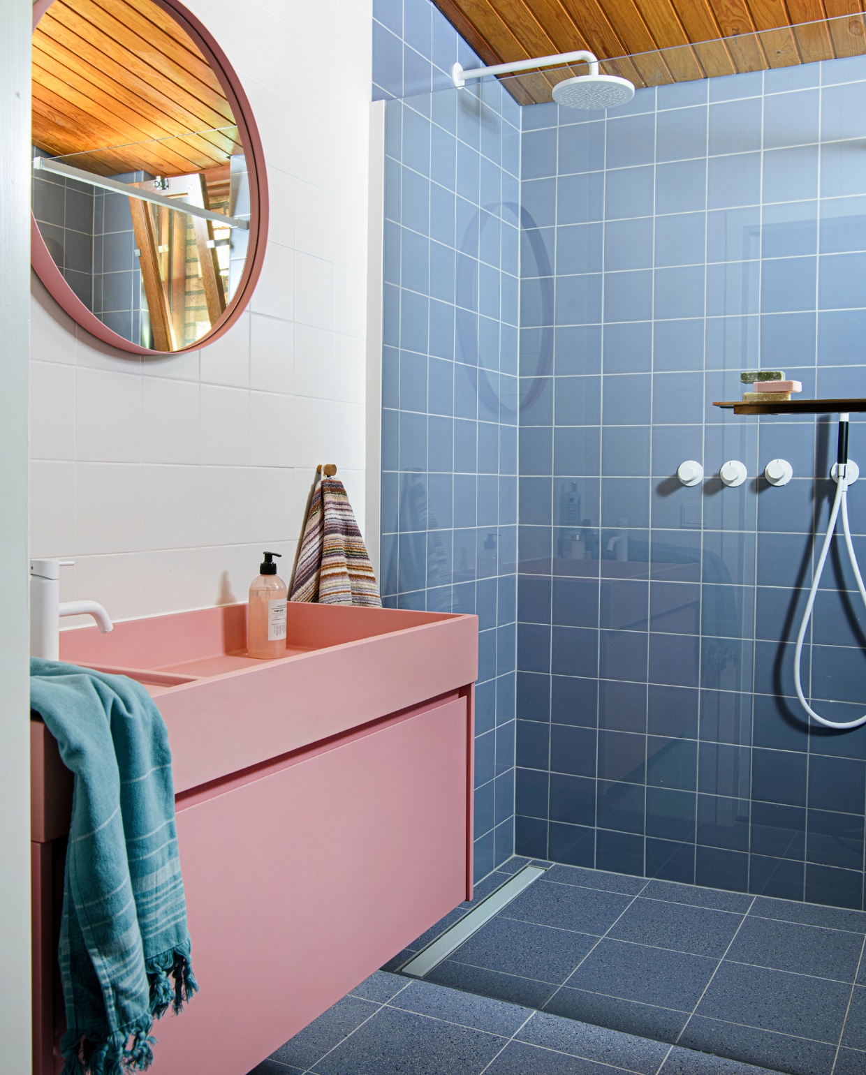 Vloer- en wandtegels Mosa. Badkamermeubel en spiegel Topline, hamamdoek Hema. Douche Hotbath Cobber. Overig onbekend. vtwonen special binnenkijken 12-2023 | productie Inside Homepage | styling Inge van Lieshout | fotografie Louis Lemaire