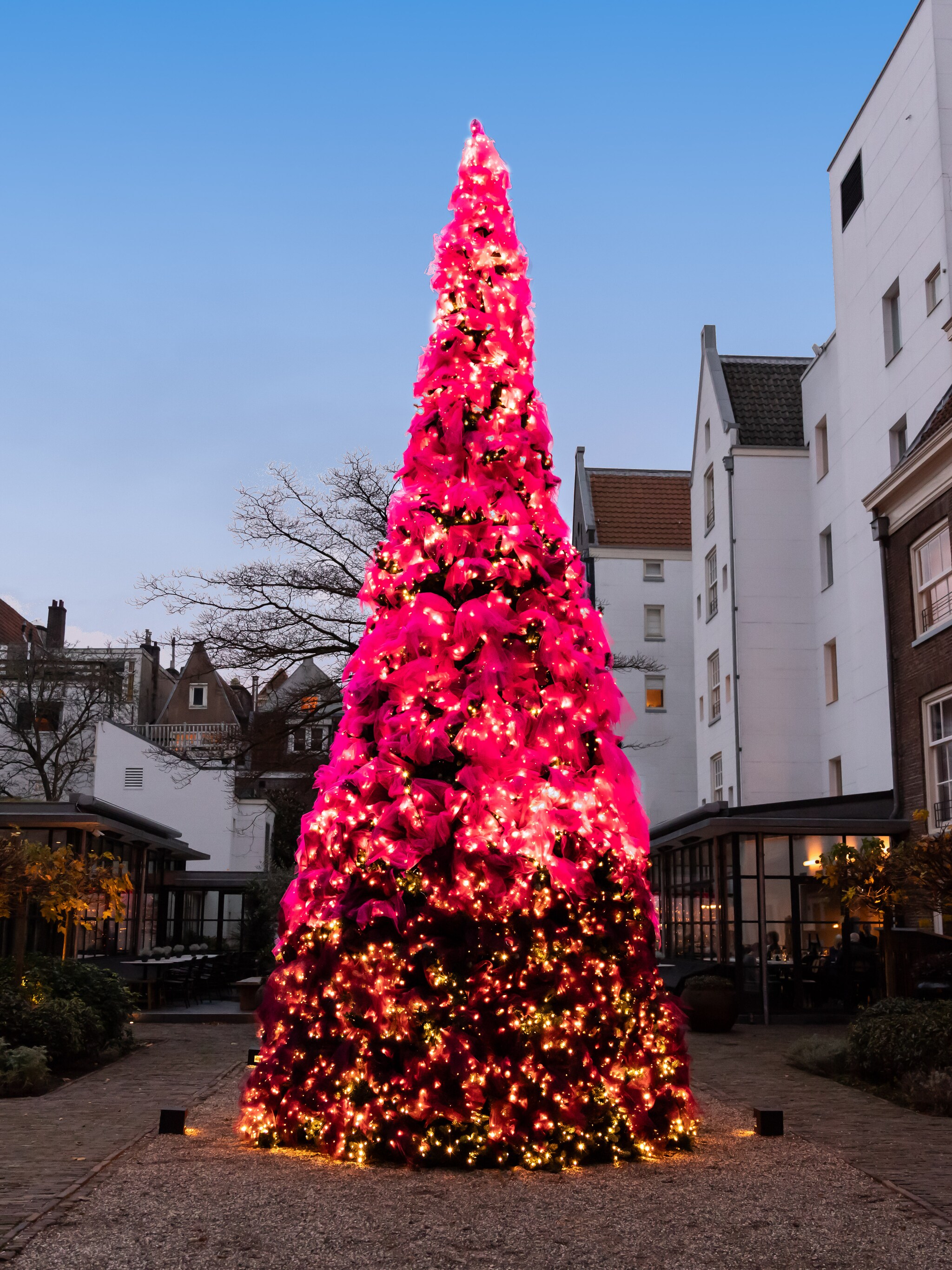 dit keer geen jurk voor koningin maxima maar een metershoge kerstboom