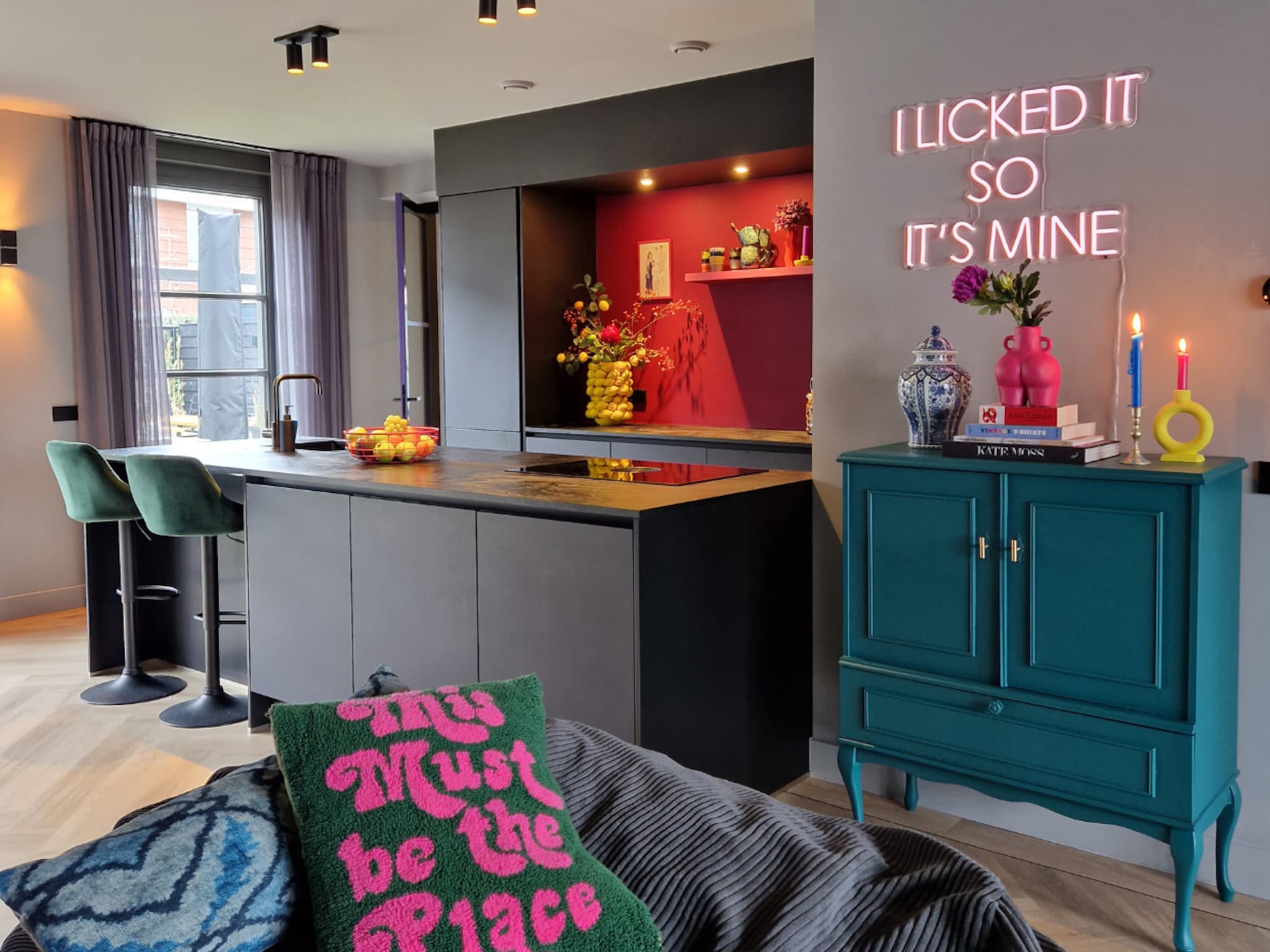 binnenkijken in een kleurrijk interieur